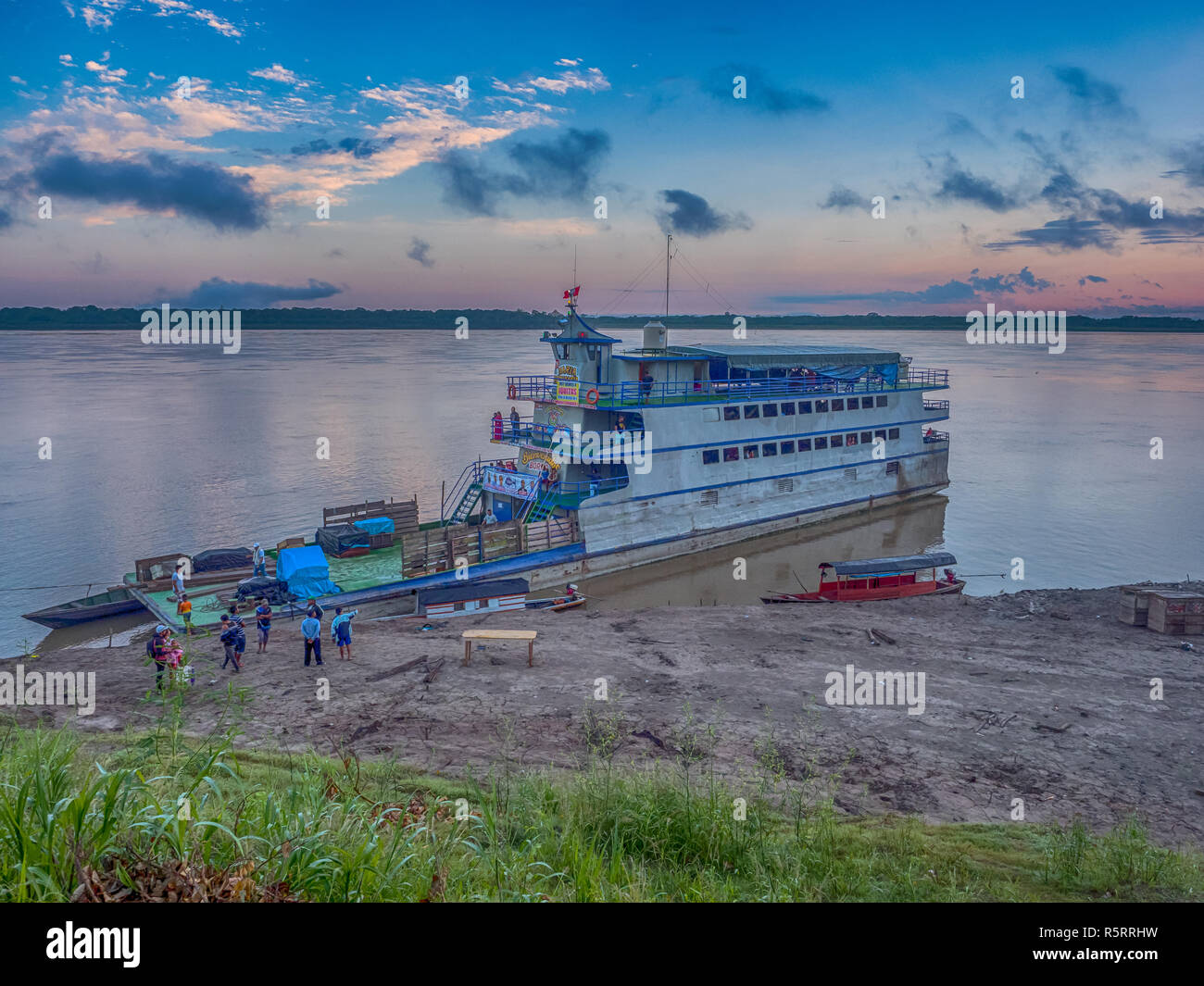 Benjamin Constant, Brasilien - 21. September 2018: eine Passagierfähre und Fracht auf dem Amazonas Stockfoto