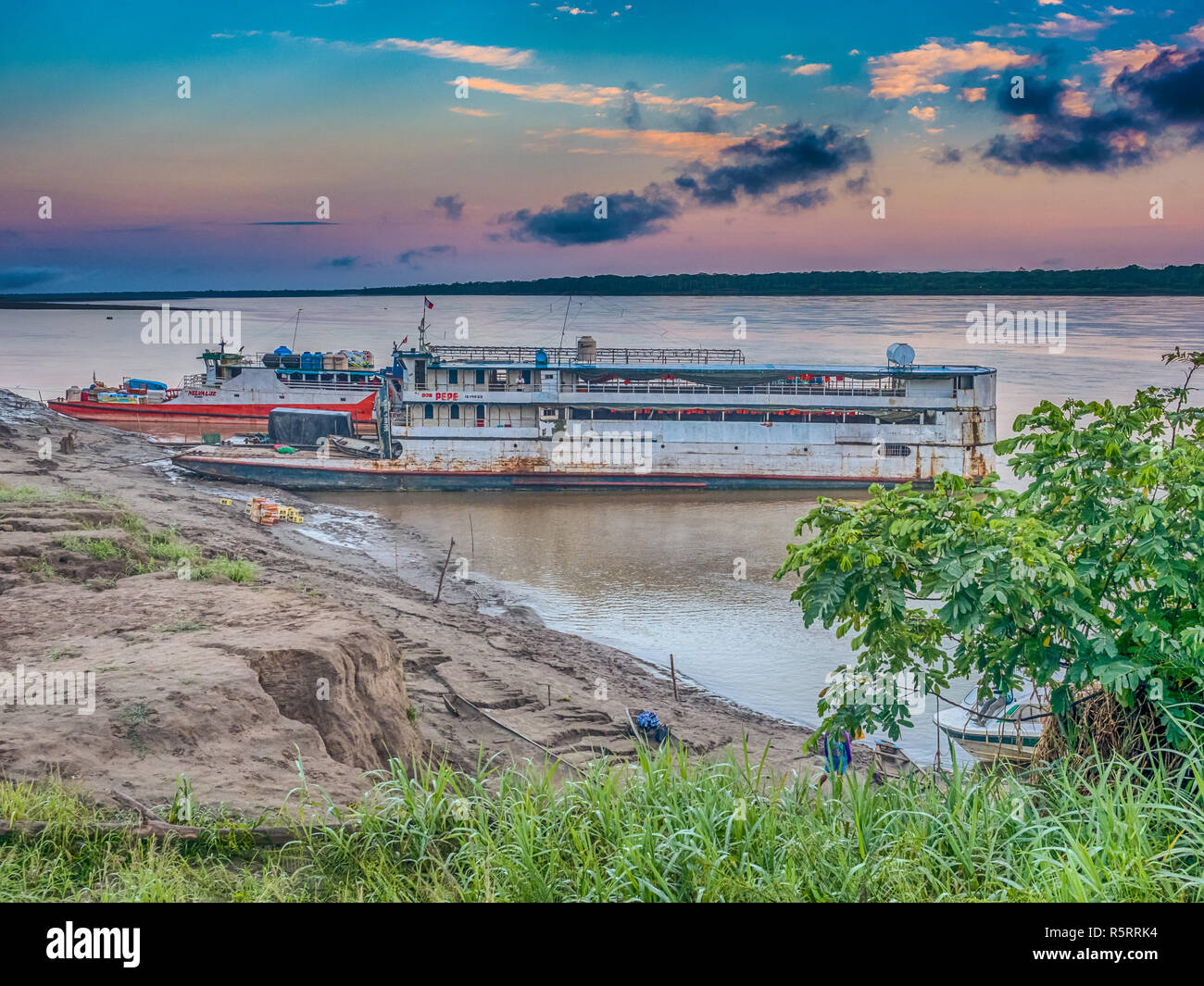 Benjamin Constant, Brasilien - 21. September 2018: eine Passagierfähre und Fracht auf dem Amazonas Stockfoto