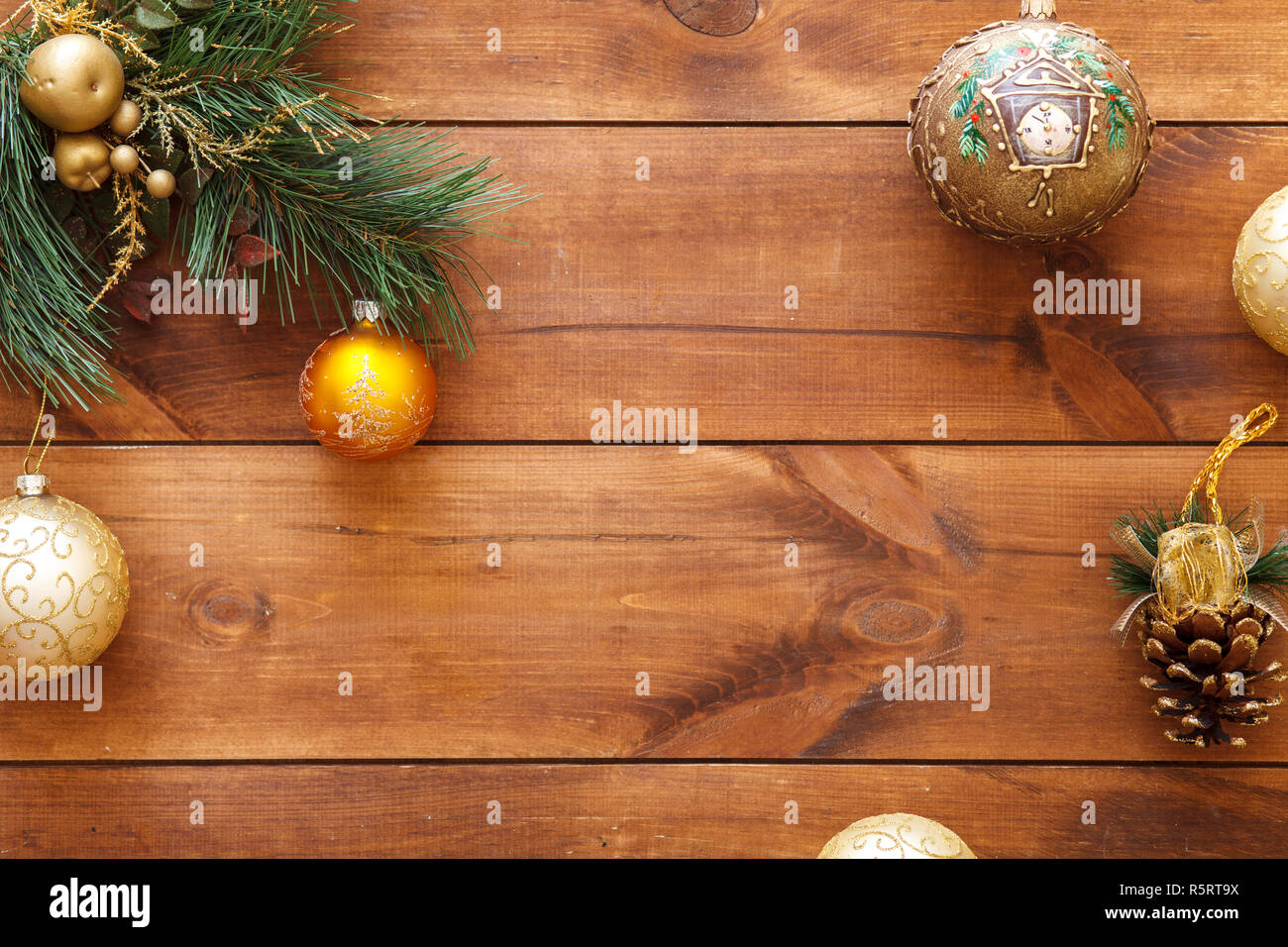 Goldene Weihnachten Kugeln Kugeln auf Frohe Weihnachten, Frohes neues Jahr Dekoration 2018 auf braunem Holz- hintergrund Planken Tabelle, Winterurlaub Feier Stockfoto