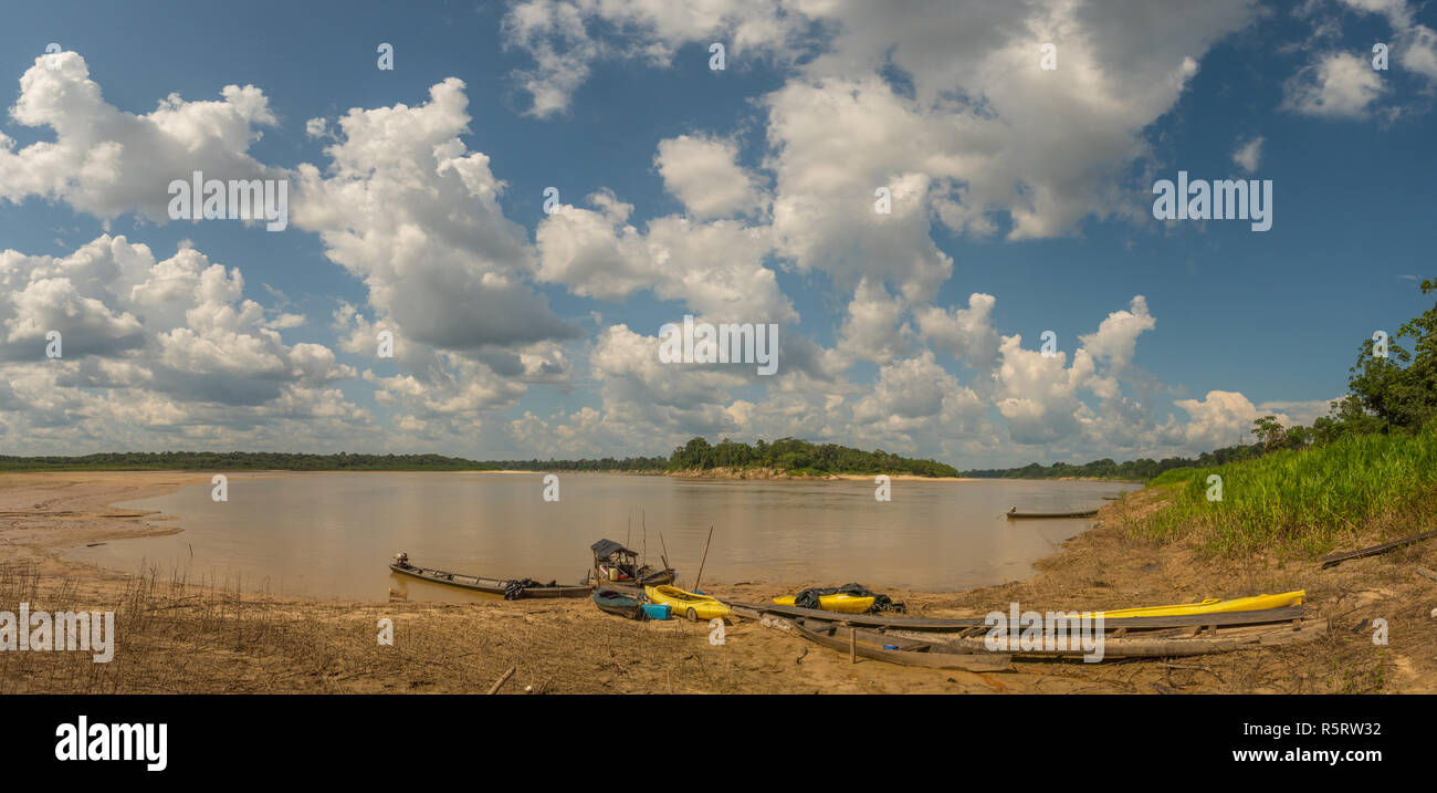 Paumari, Brasilien: - Sept 18, 2018: hölzerne Boote und Kajaks auf der Bank von Yavari, den Nebenfluss des Amazonas, in Fluss während der niedrigen Wasser seaso Stockfoto