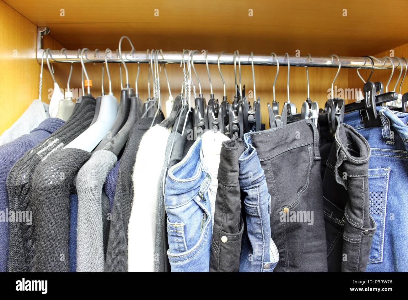 Dirty Kleiderschrank mit verschiedene Damen Kleidung Stockfoto