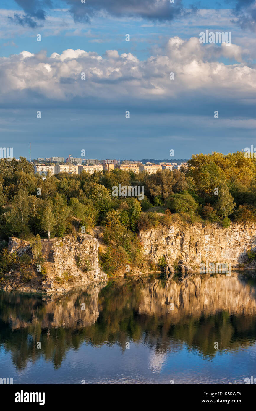 See und Cliff in Zakrzowek Reservoir in der Stadt Krakau in Polen, ehemaliger Kalksteinbruch. Stockfoto