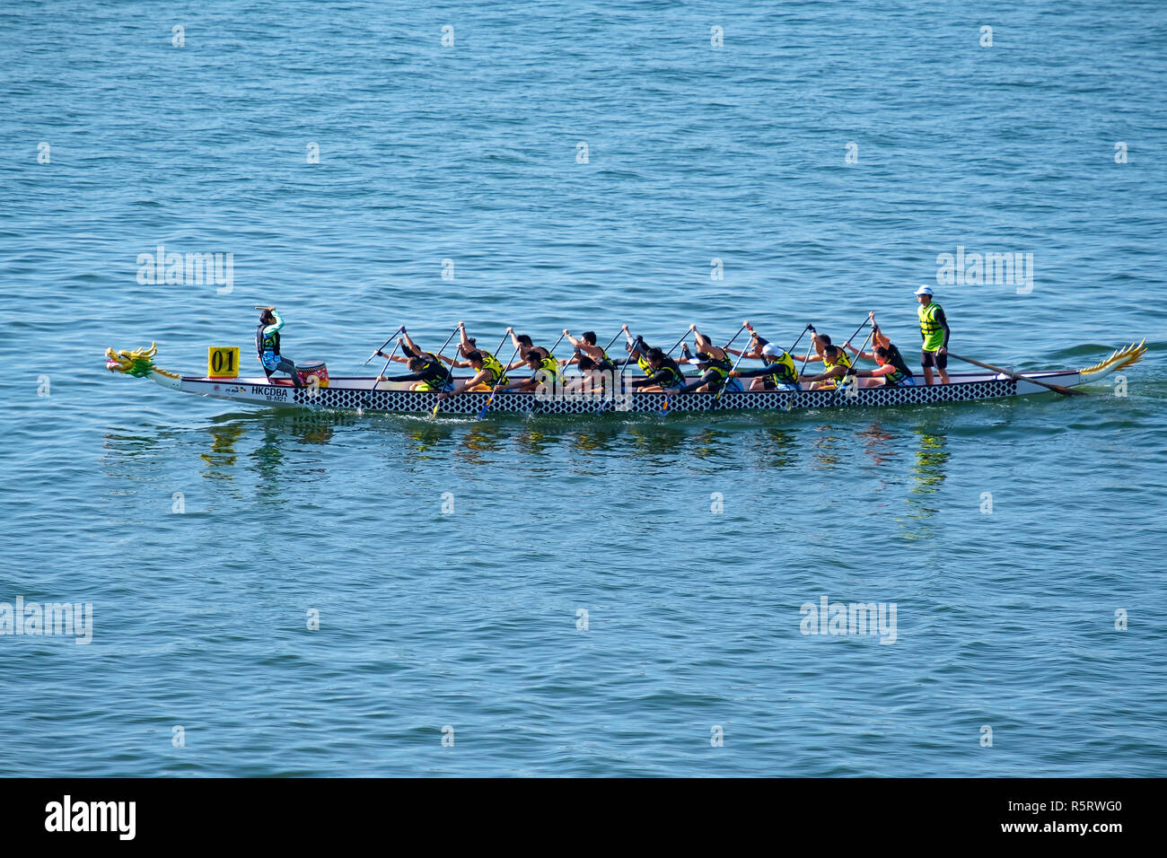 Tolo Harbour, Hong Kong, China - 2. Dezember 2018: Die 9. Hong Kong Halbmarathon Drachenboot Meisterschaften am Sonntag organisiert. Zwei Renndistanzen - Stockfoto