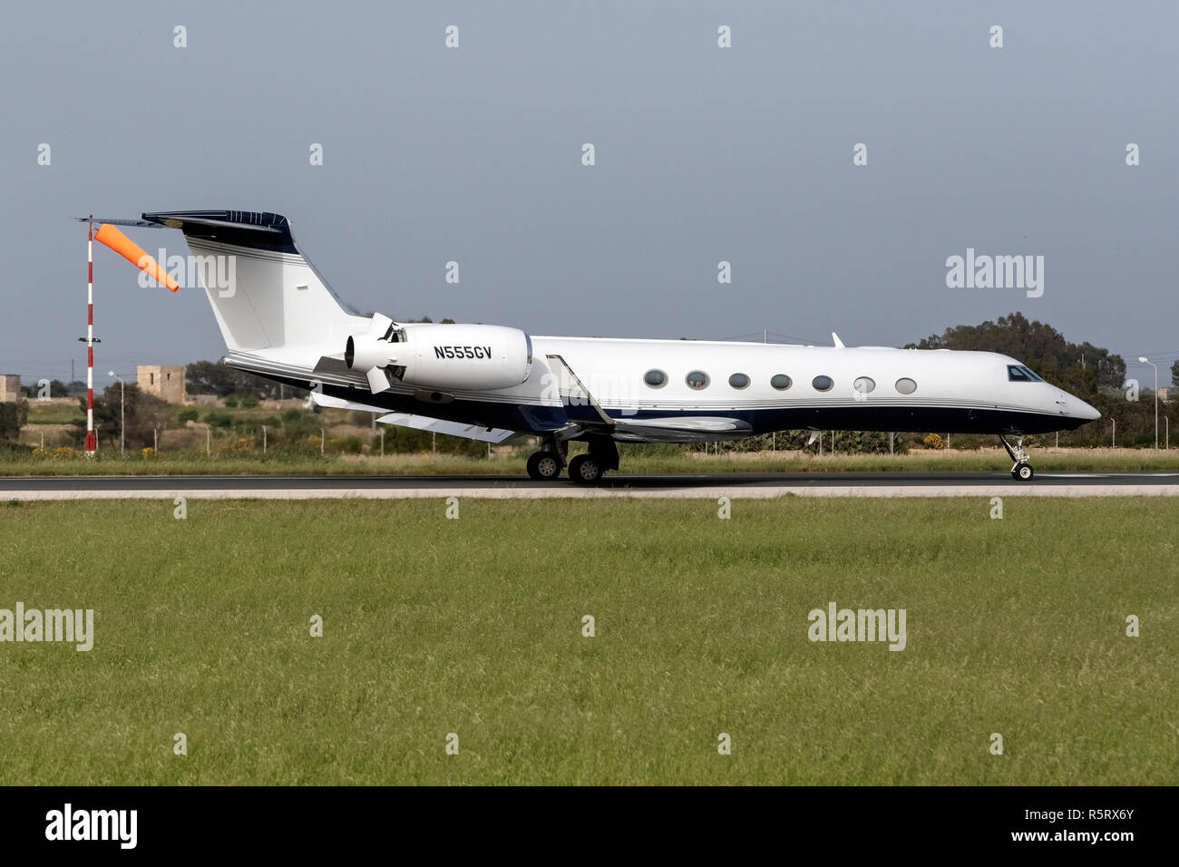 Gulfstream Aerospace G-V Gulfstream V bis für die Verkleidung von Start- und Landebahn 31. Stockfoto