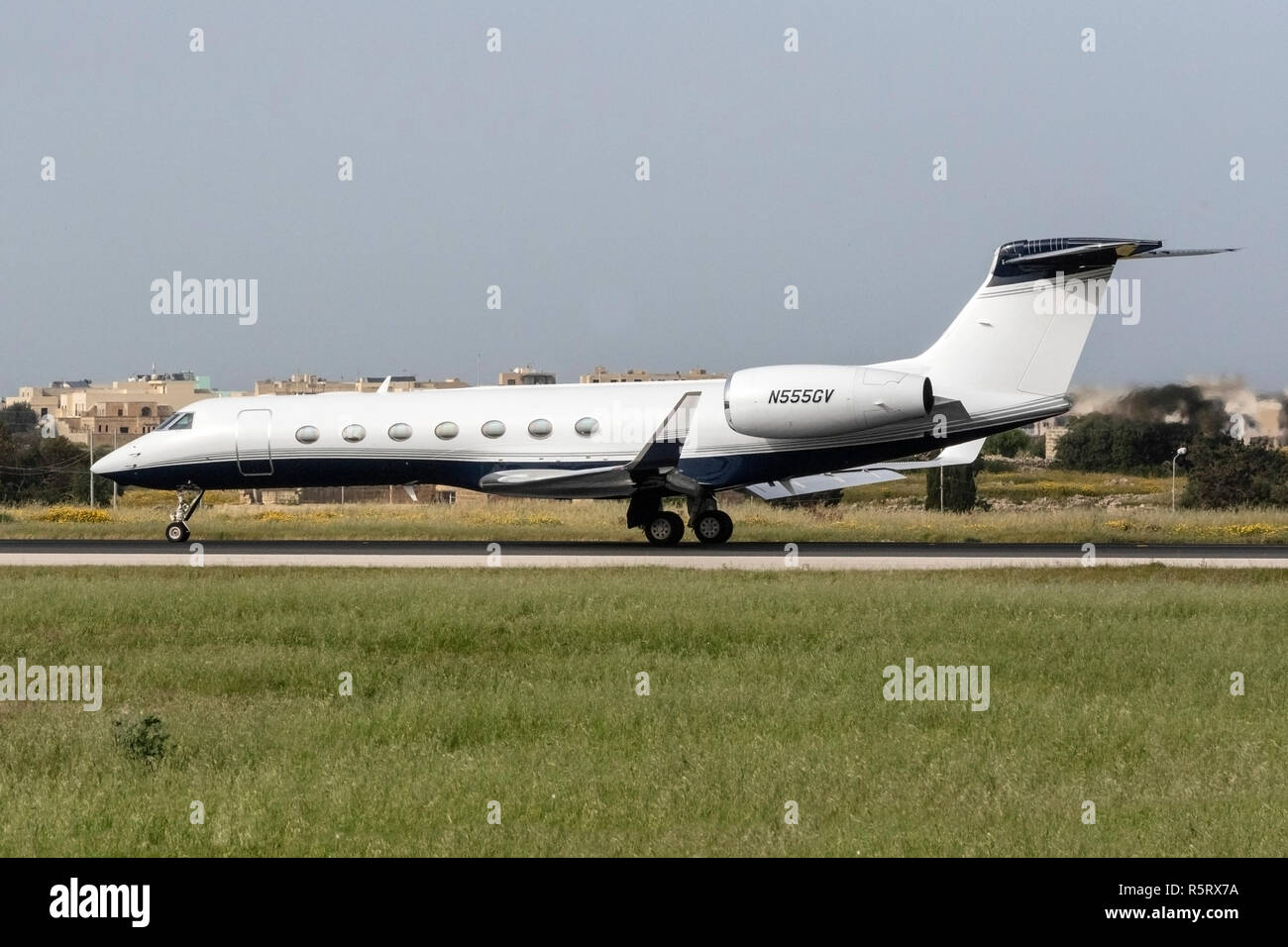 Gulfstream Aerospace G-V Gulfstream V bis für die Verkleidung von Start- und Landebahn 31. Stockfoto