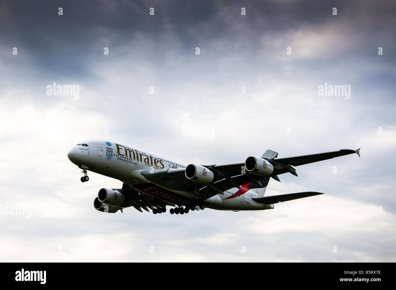 Emirates A380 Flugzeug Landung am Flughafen Heathrow Stockfoto