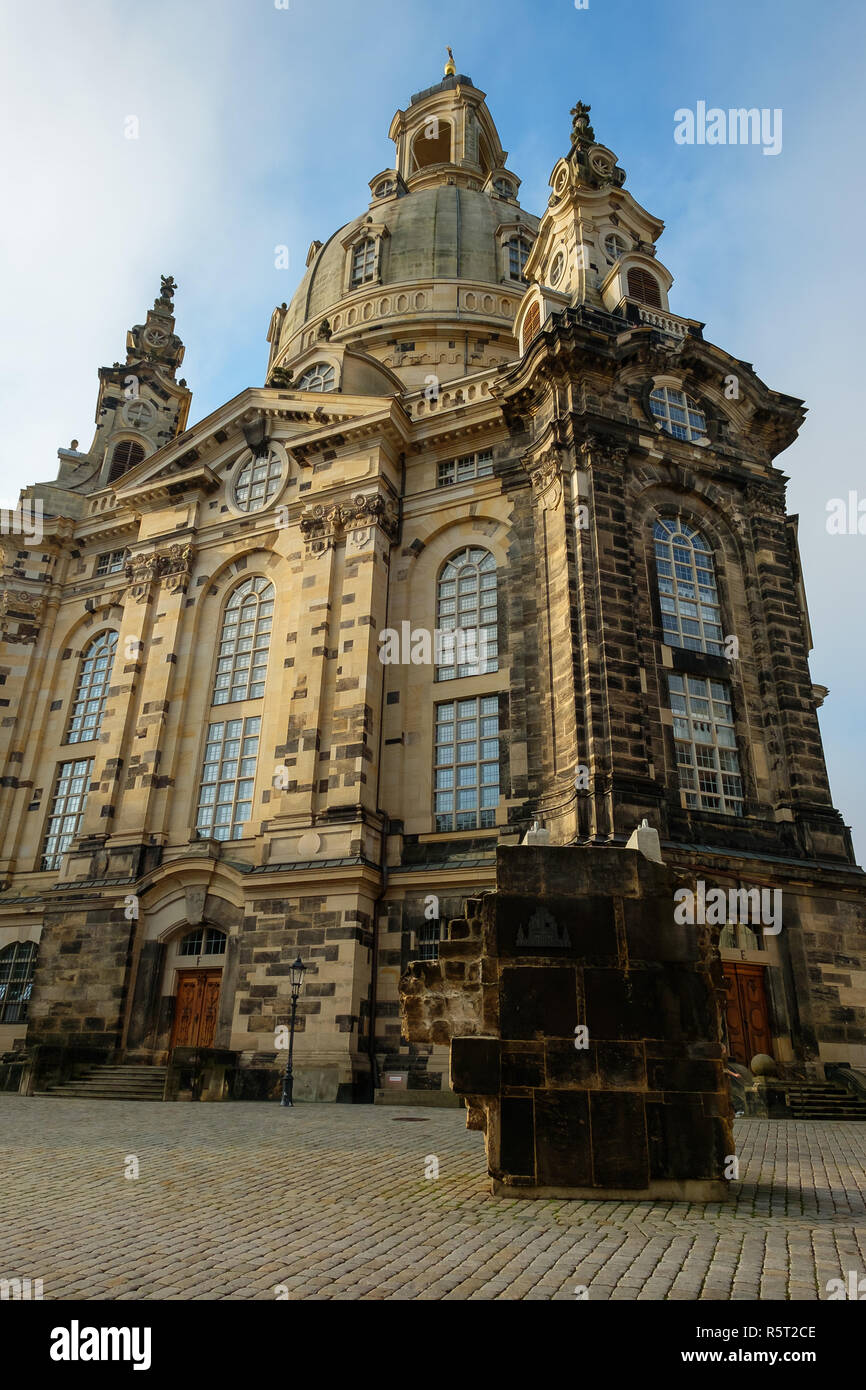 Frauenkirche Dresden am Neumarkt im Hochformat Stockfoto