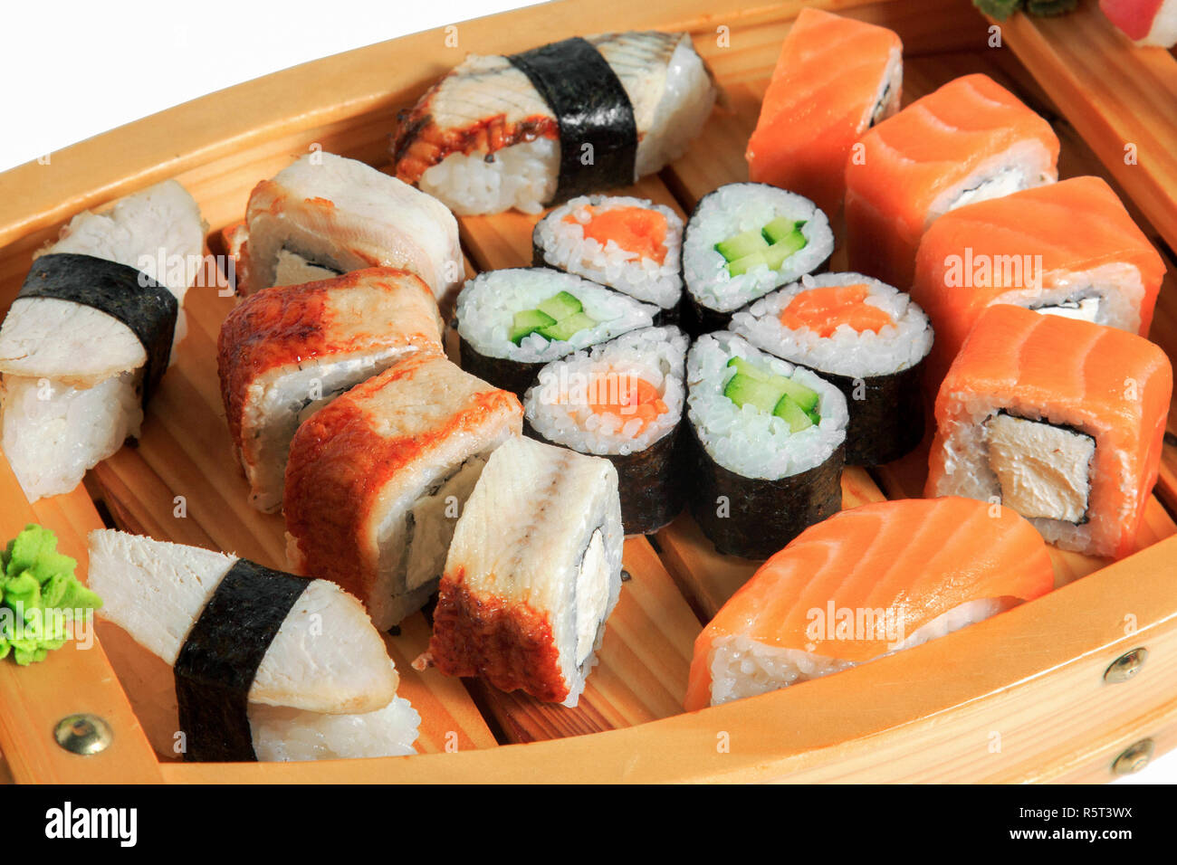 Eingestellt von sushi Rollen auf einer hölzernen Schiff. Kreative Gerichte. Menü. Stockfoto