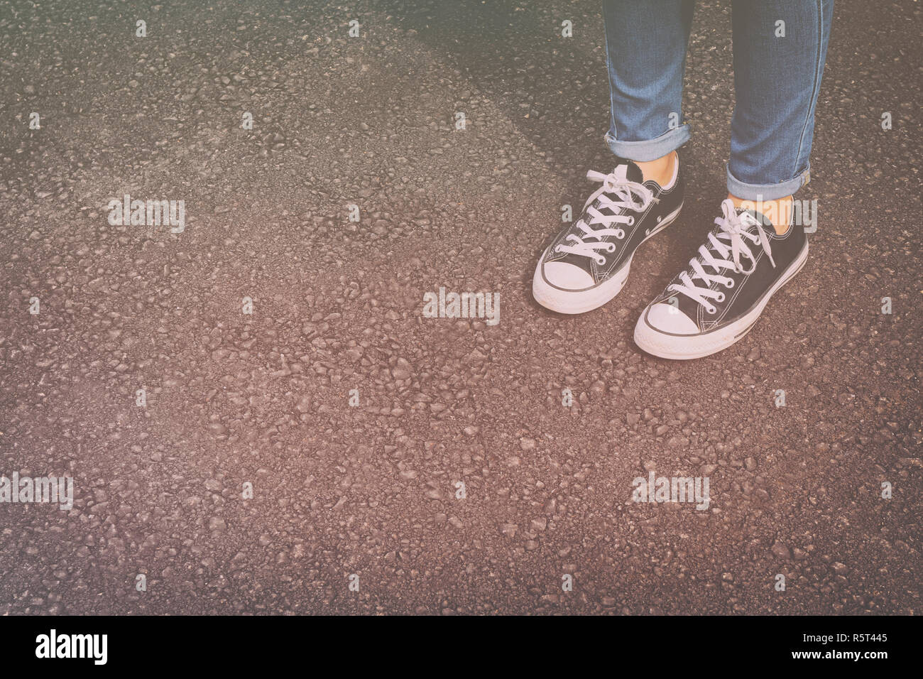 Ansicht von oben Bild der Person mit Schuhen über Asphalt. Retro gefiltert Stockfoto