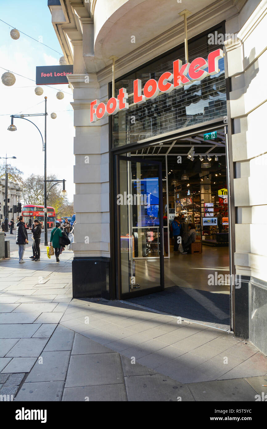 Foot Locker American Sportswear und Schuhe Store, Oxford Street, London, UK Stockfoto