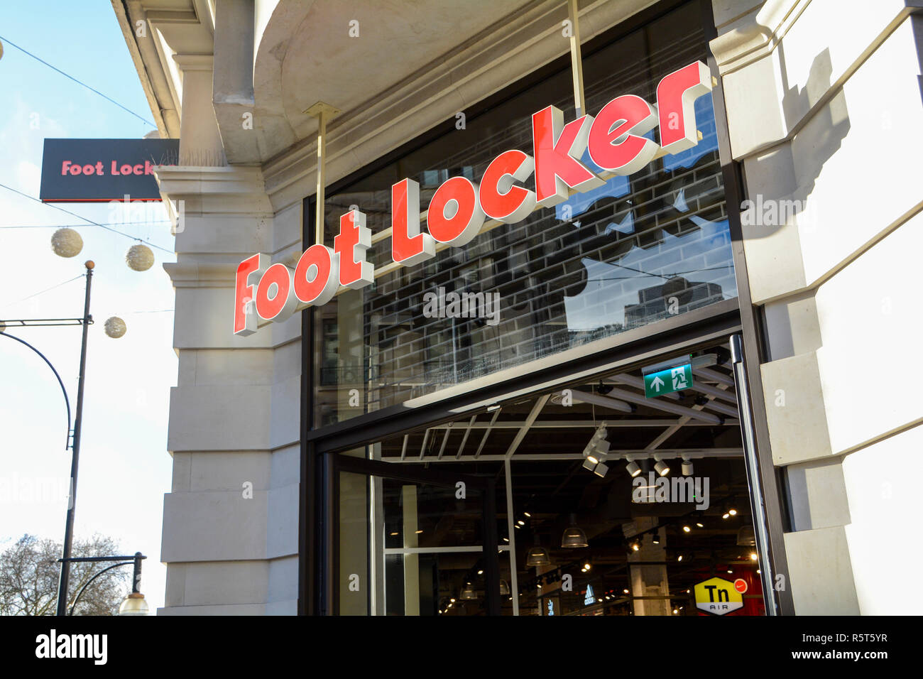 Foot Locker American Sportswear und Schuhe Store, Oxford Street, London, UK Stockfoto