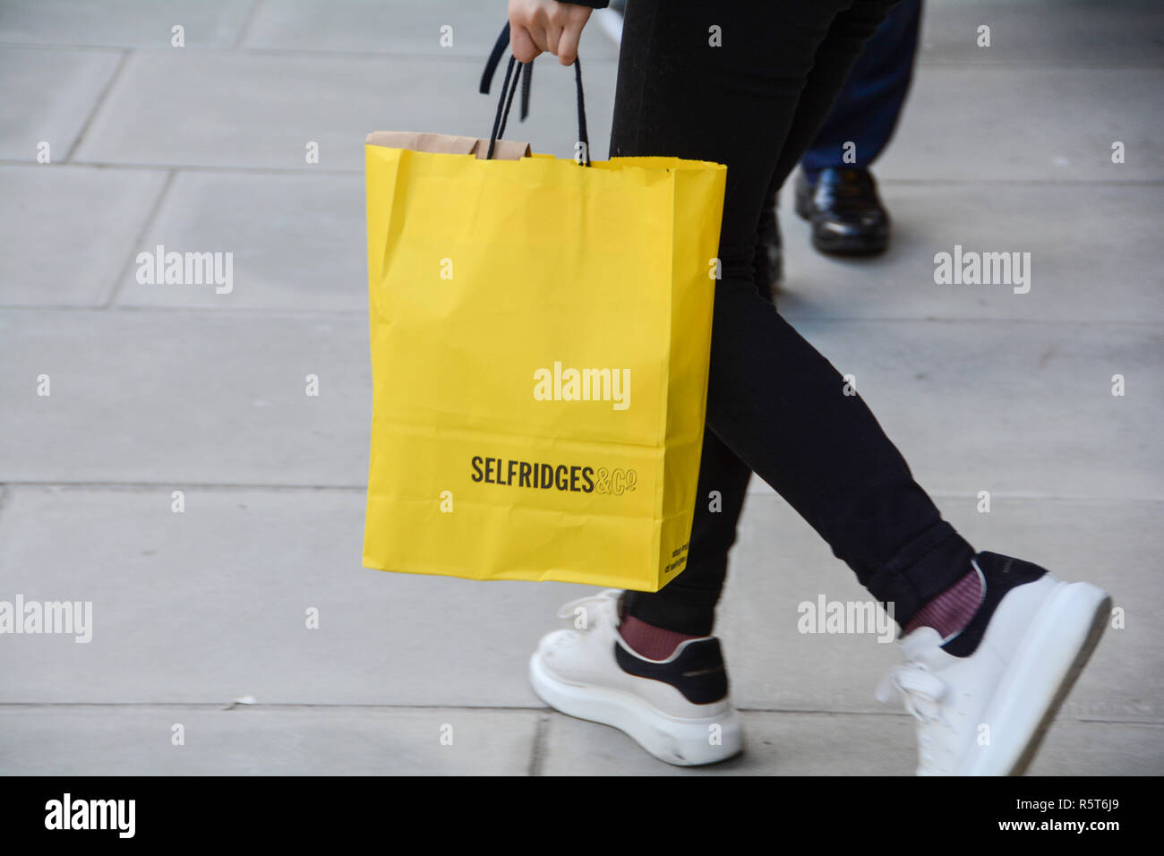 Nahaufnahme eines Käufers, der eine Papiertragetasche im Selfridges Department Store in der Oxford Street, London, England, Großbritannien, trägt Stockfoto