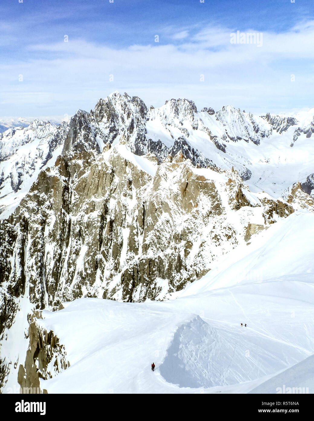 Blick von oben auf die Aiguille du Midi mit Schnee im Sommer - Chamounix, Mont Blanc, Frankreich, Alpen, Vista del Topo dell'Aiguille du Midi, Neve perene d'Estate, Chamounix, Monte Bianco, Francia, Alpi Europei Stockfoto