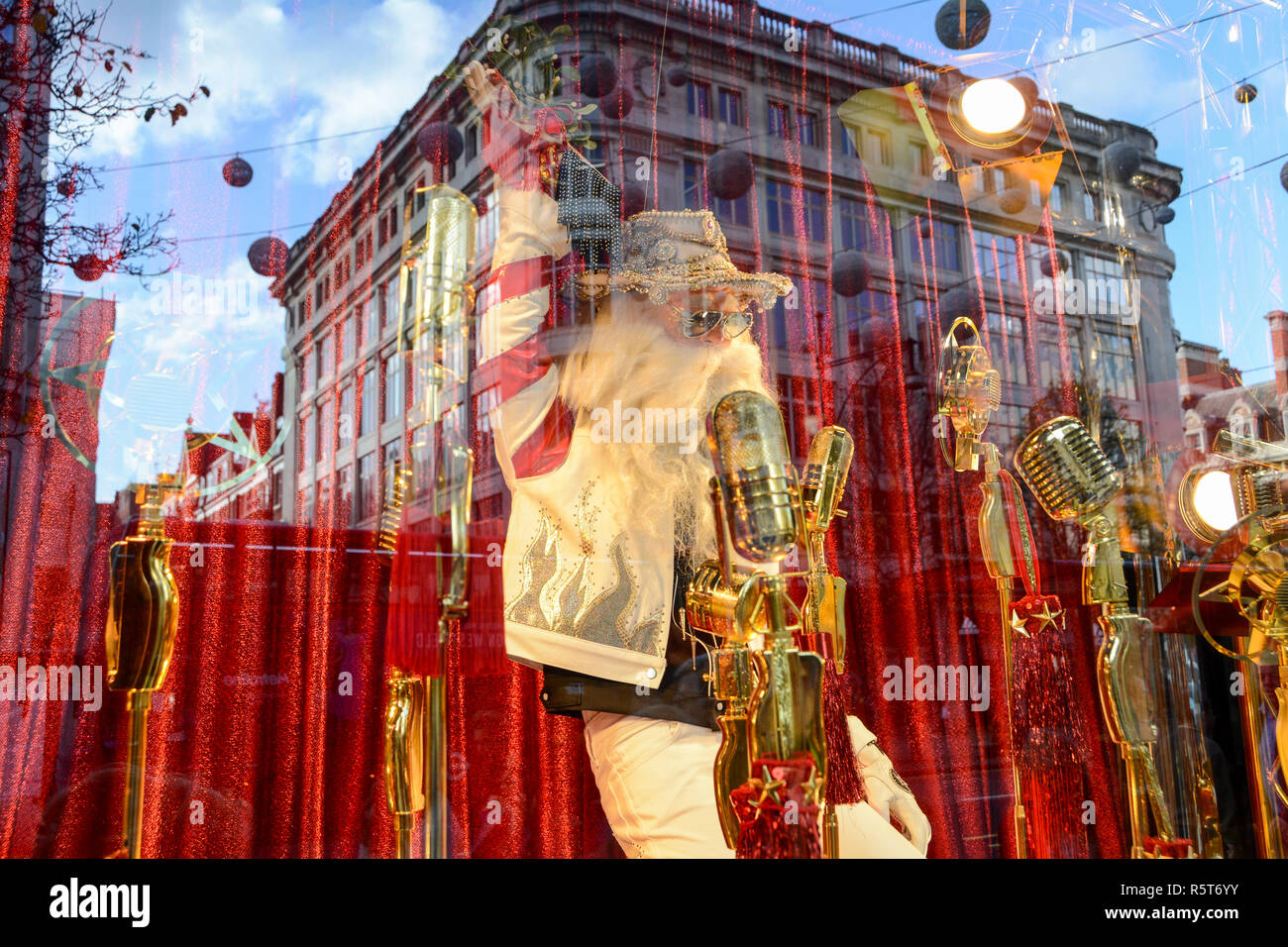 Selfridges Felsen Weihnachten festliche Fenster Anzeige an das berühmte Kaufhaus Selfridges an der Londoner Oxford Street, UK Stockfoto