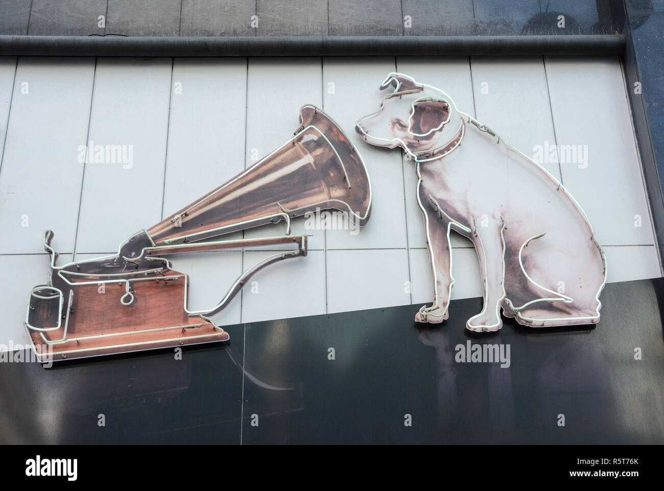 Nipper der Jack Russell Terrier außerhalb seines Masters Voice (HMV) Flaggschiff Record store, 363 Oxford Street, London, UK Stockfoto