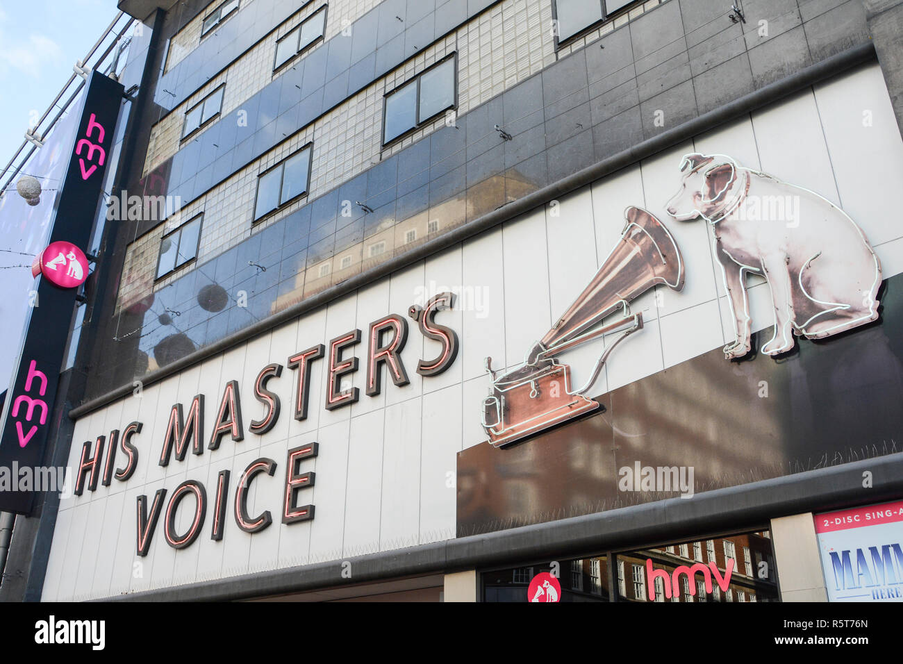 Nipper der Jack Russell Terrier außerhalb seines Masters Voice (HMV) Flaggschiff Record store, 363 Oxford Street, London, UK Stockfoto