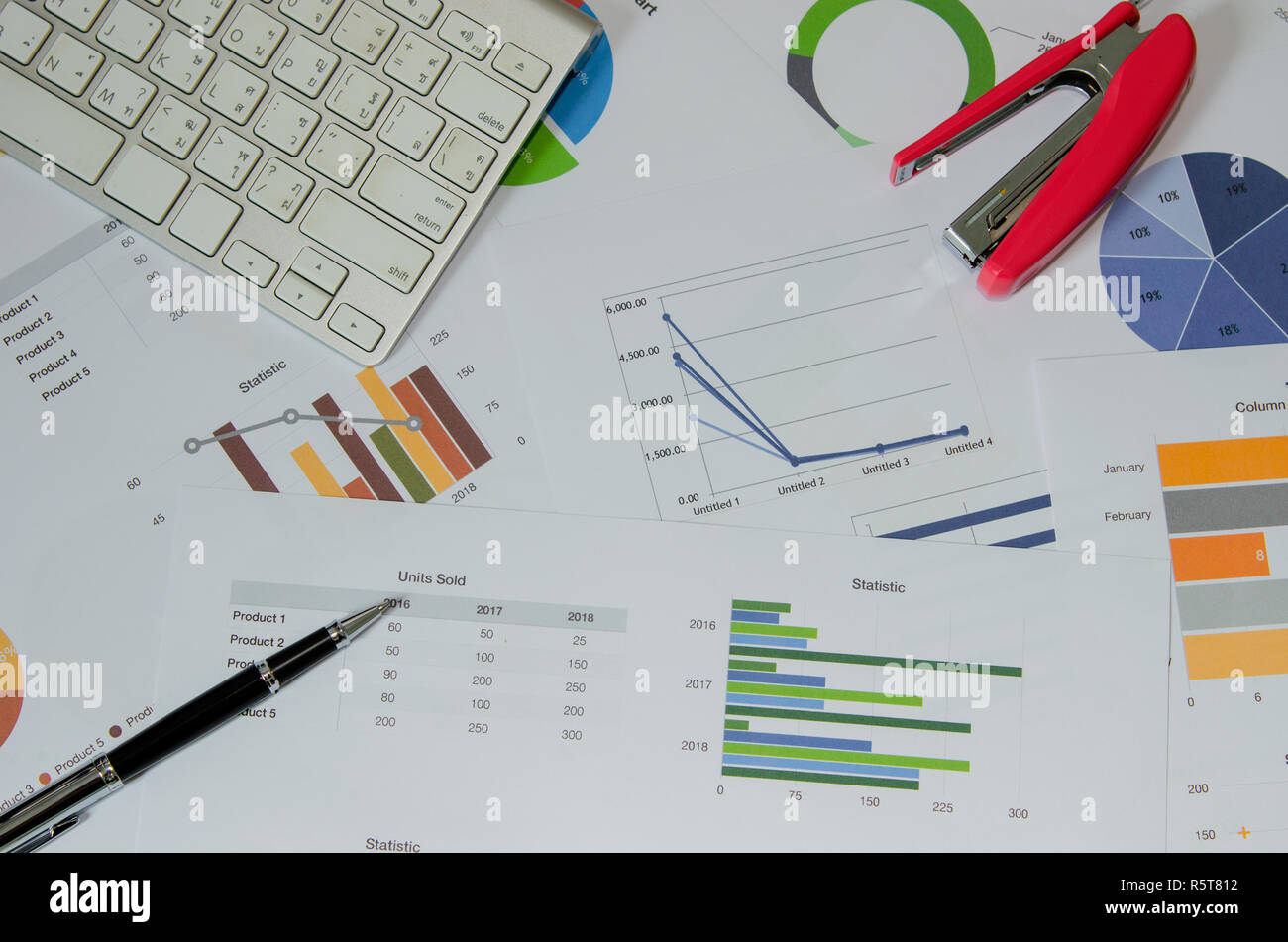 Business Document finanzielle Tabelle und Diagramm und Stift mit Tastatur. Stockfoto