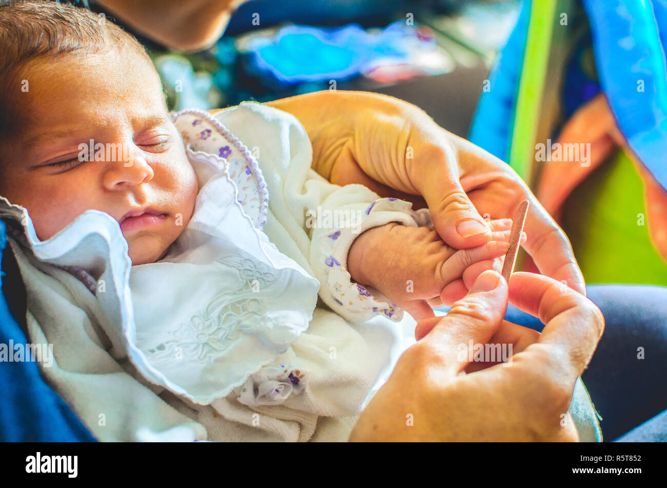 Baby Nagelfeile Schnitt feilen Nägel neugeborenen Kratzen vermeiden Stockfoto