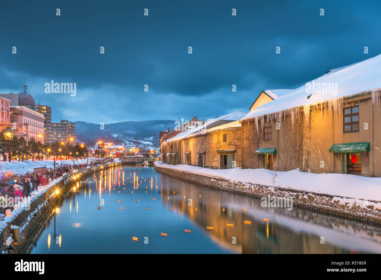 Otaru, Japan winter Skyline auf den Kanälen während der Dämmerung aufleuchten. Stockfoto