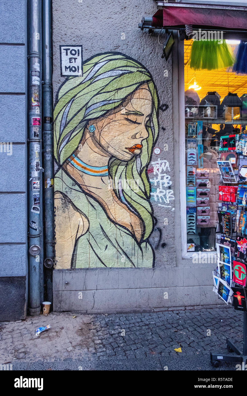 Berlin, Prenzlauer Berg Straße. Street Art Künstler "El Bocho und Neuheit shop Stockfoto