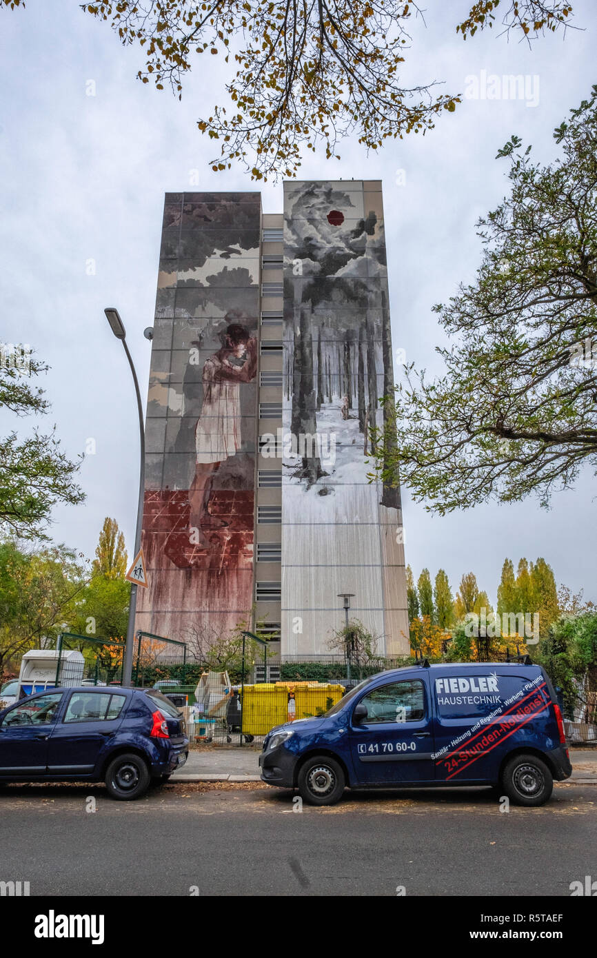 Berlin, Kunst Park Tegel. Urban Artwork von street artist Gonzalo Borondo auf Apartment Gebäude. Mädchen fallen in Blut und eisigen Wald. Stockfoto