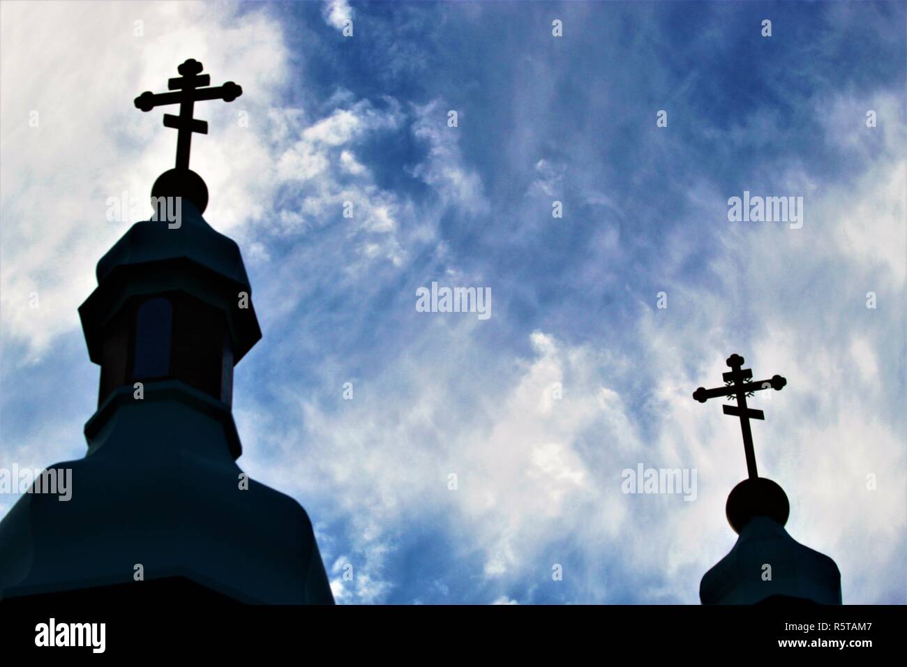 Kuppeln der Heiligen Dreifaltigkeit Ukrainischen Orthodoxen Kirche, London, Ontario, Kanada, Silhouette gegen den Himmel. Stockfoto