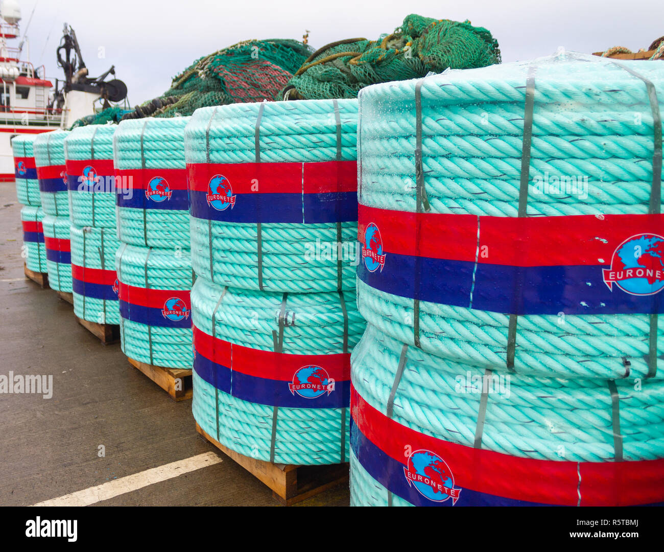 220 Meter Spulen aus Nylon Seil auf Paletten für die Herstellung von Schleppnetzen für Trawler verwendet. Stockfoto