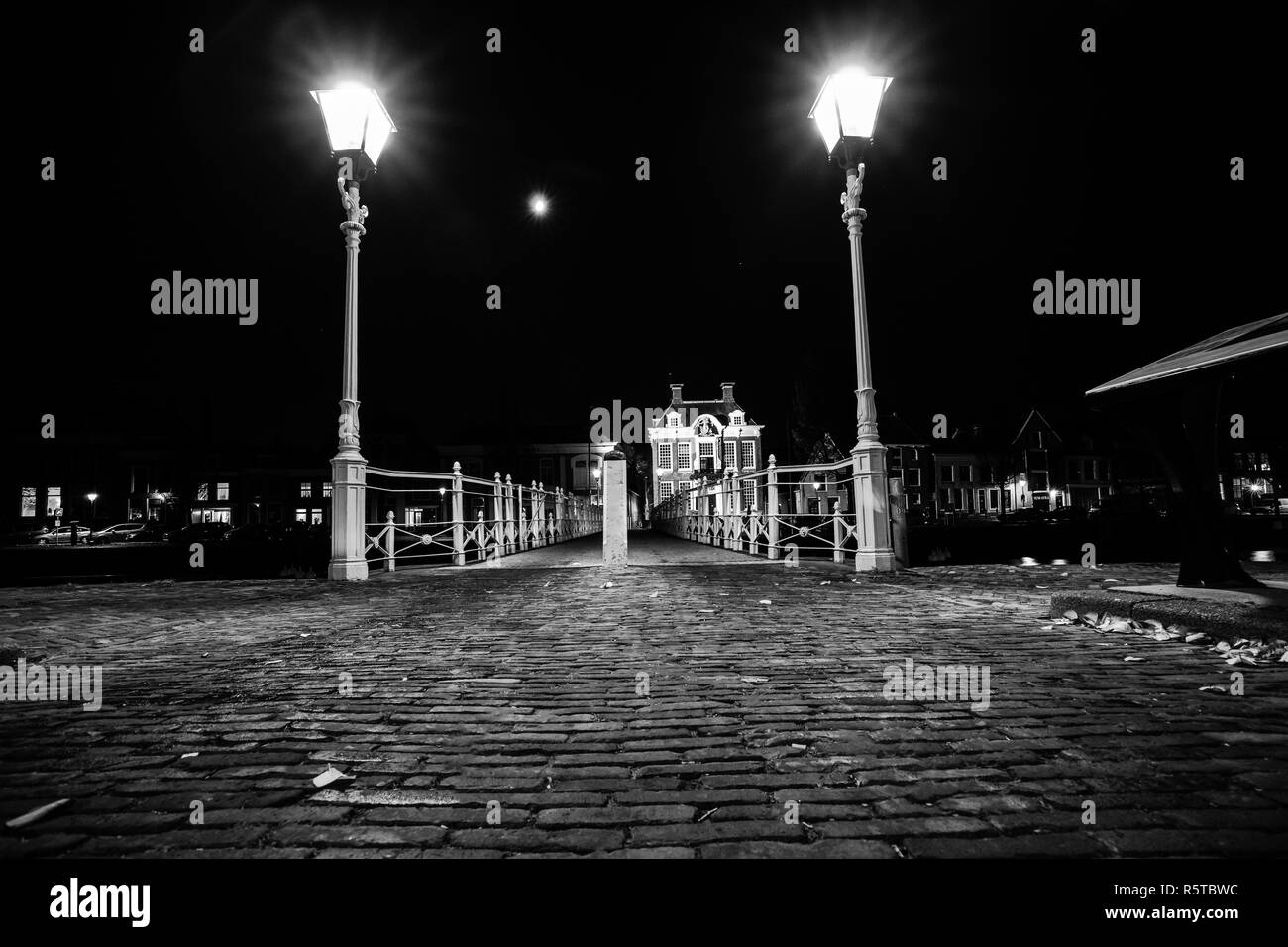 Weiß lackiert Brücke mit klassischen Details und traditionellen Straßenlaternen. Smits Arbeiten aus der Zeit der Industriellen Revolution mit authentischen Detail Stockfoto