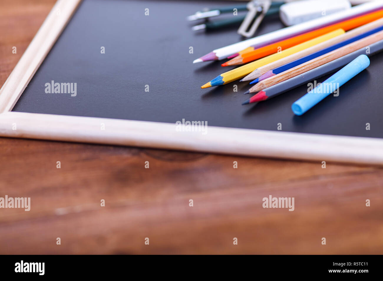 Zurück zum Konzept der Schule, Buntstifte auf schwarz, mehrfarbig Schreibwaren Zubehör für Erzieher Lehre kid Zeichnung auf leeren Schreibtisch aus Holz, Cr Stockfoto