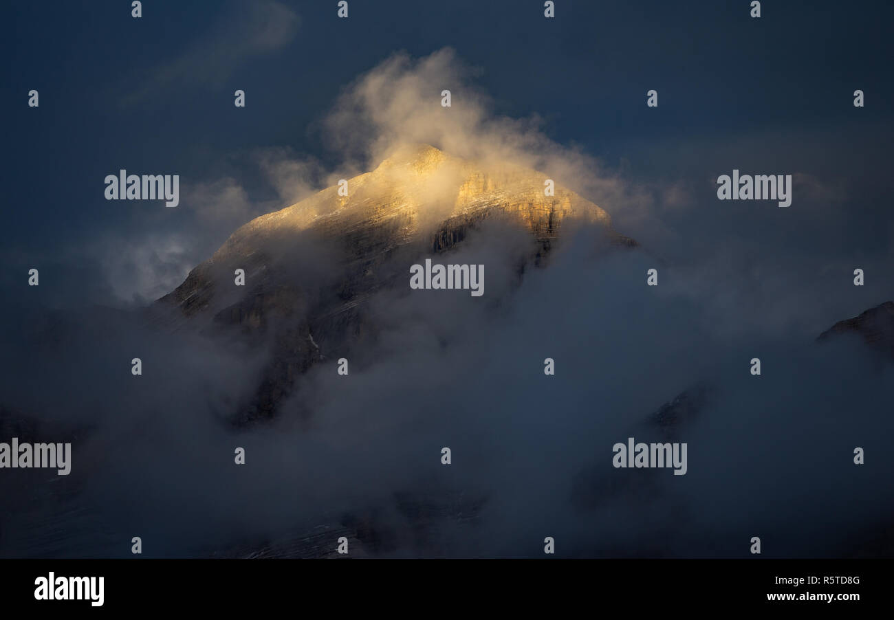 Sonnenlicht auf dem Tofana di Mezzo-Gipfel der Tofane-Berggruppe. Die Ampezzo Dolomiten. Venetien. Italienische Alpen. Europa. Stockfoto