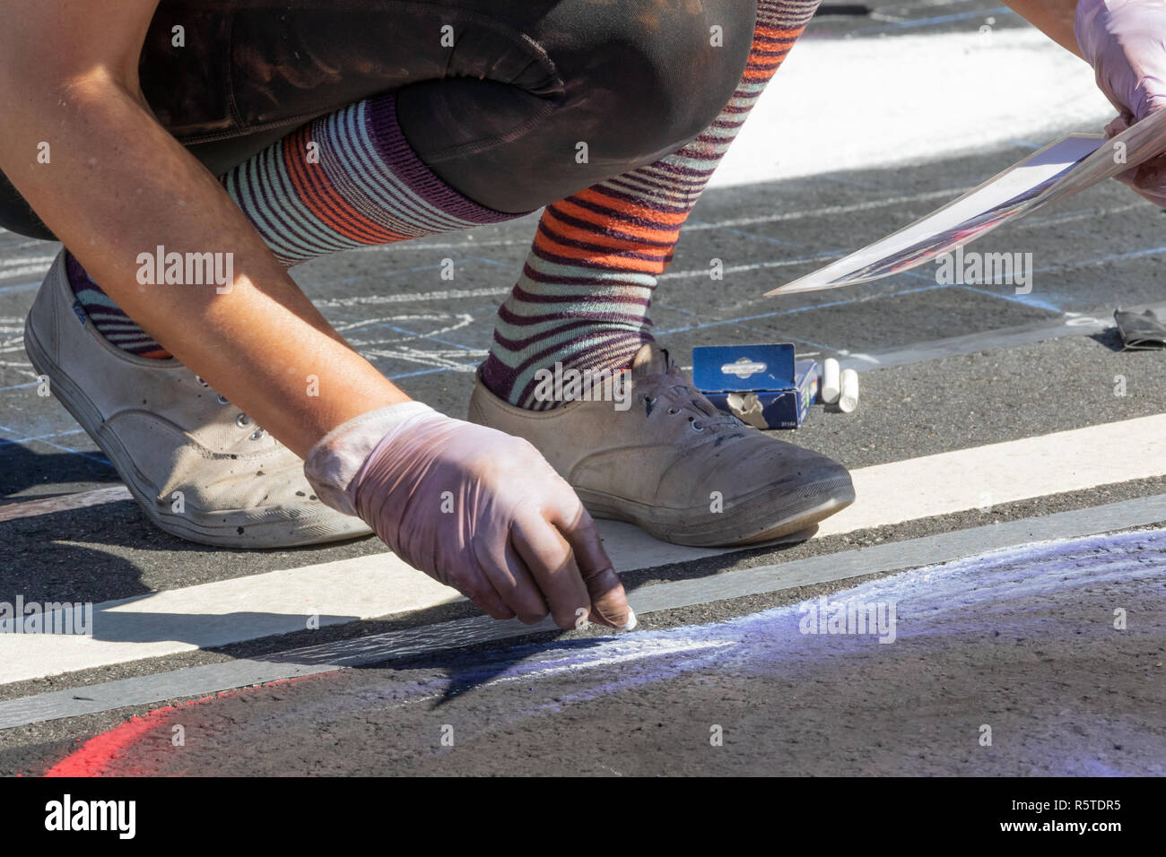 Sttreet Künstler zeichnen auf Pflaster. Stockfoto