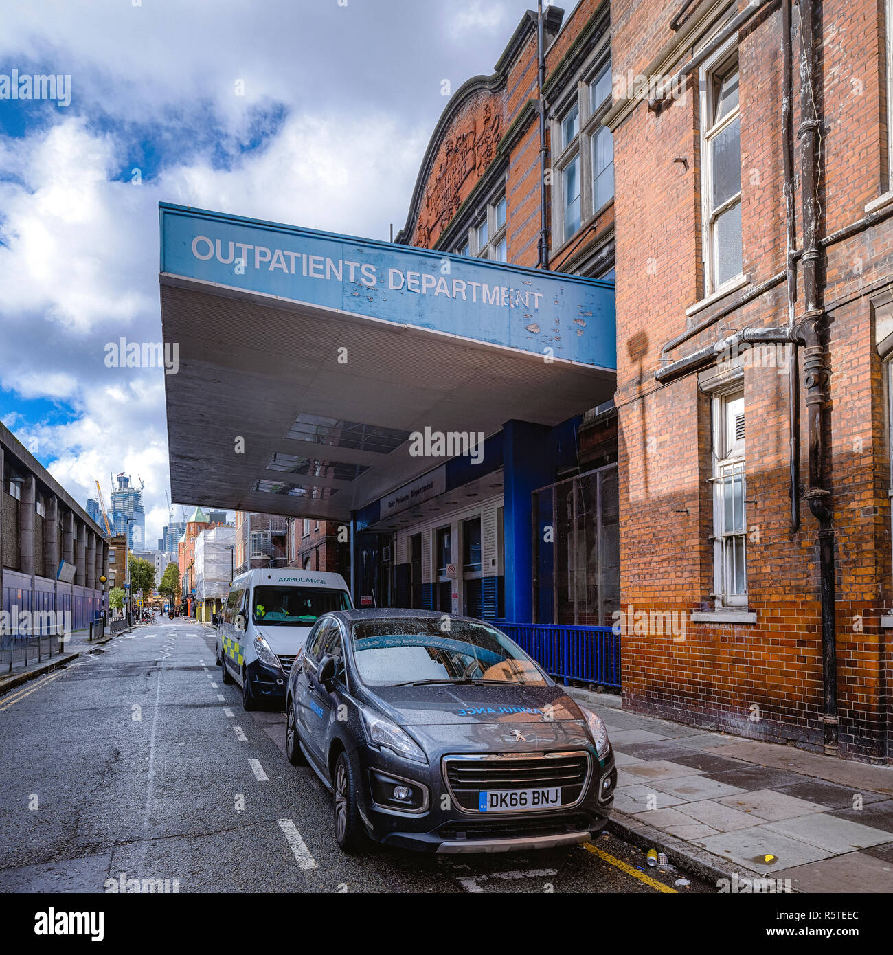 Krankenwagen auf Stepney Weise außerhalb der ehemaligen Poliklinik Abteilung des Royal London Hospital in Whitechapel, London geparkt Stockfoto