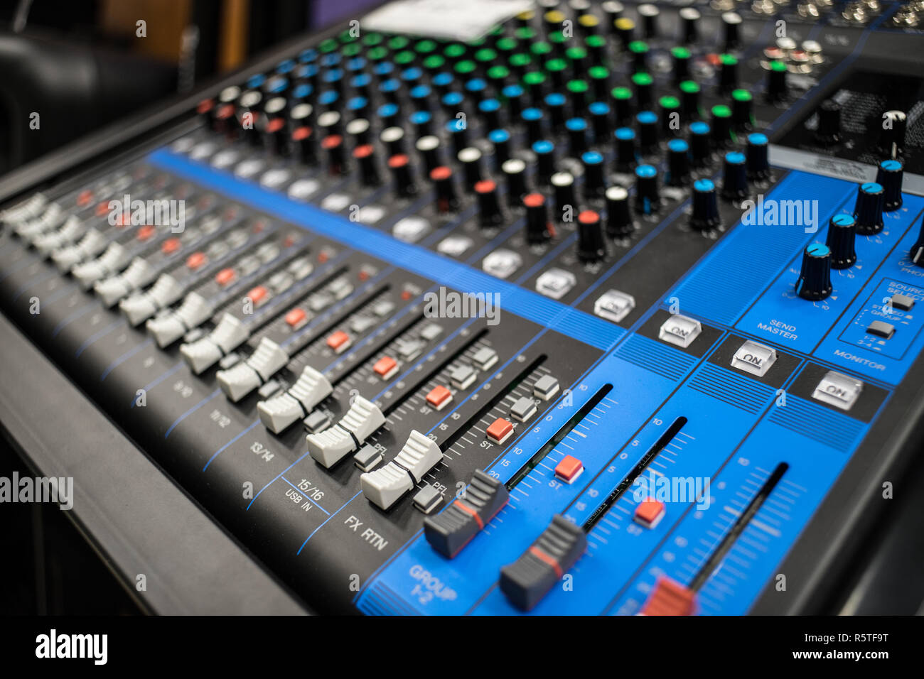 Music Line Mixer mit vielen Bedienelementen und Tasten Stockfoto