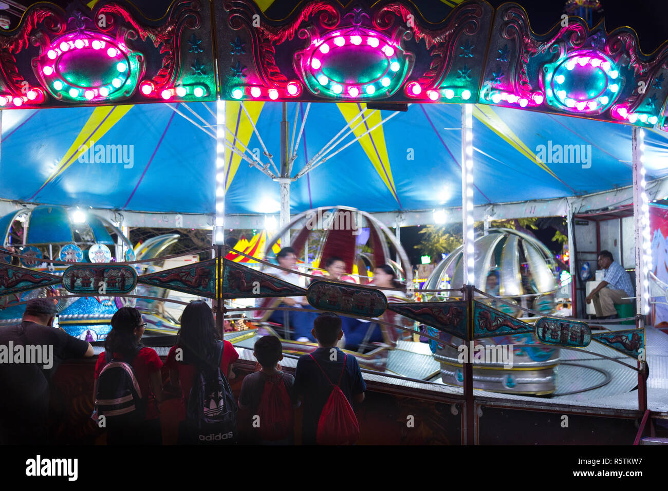 Menschen wartet ein mechanisches Spiel bei Xmatkuil County Fair in Yucatán, México zu fahren. Stockfoto