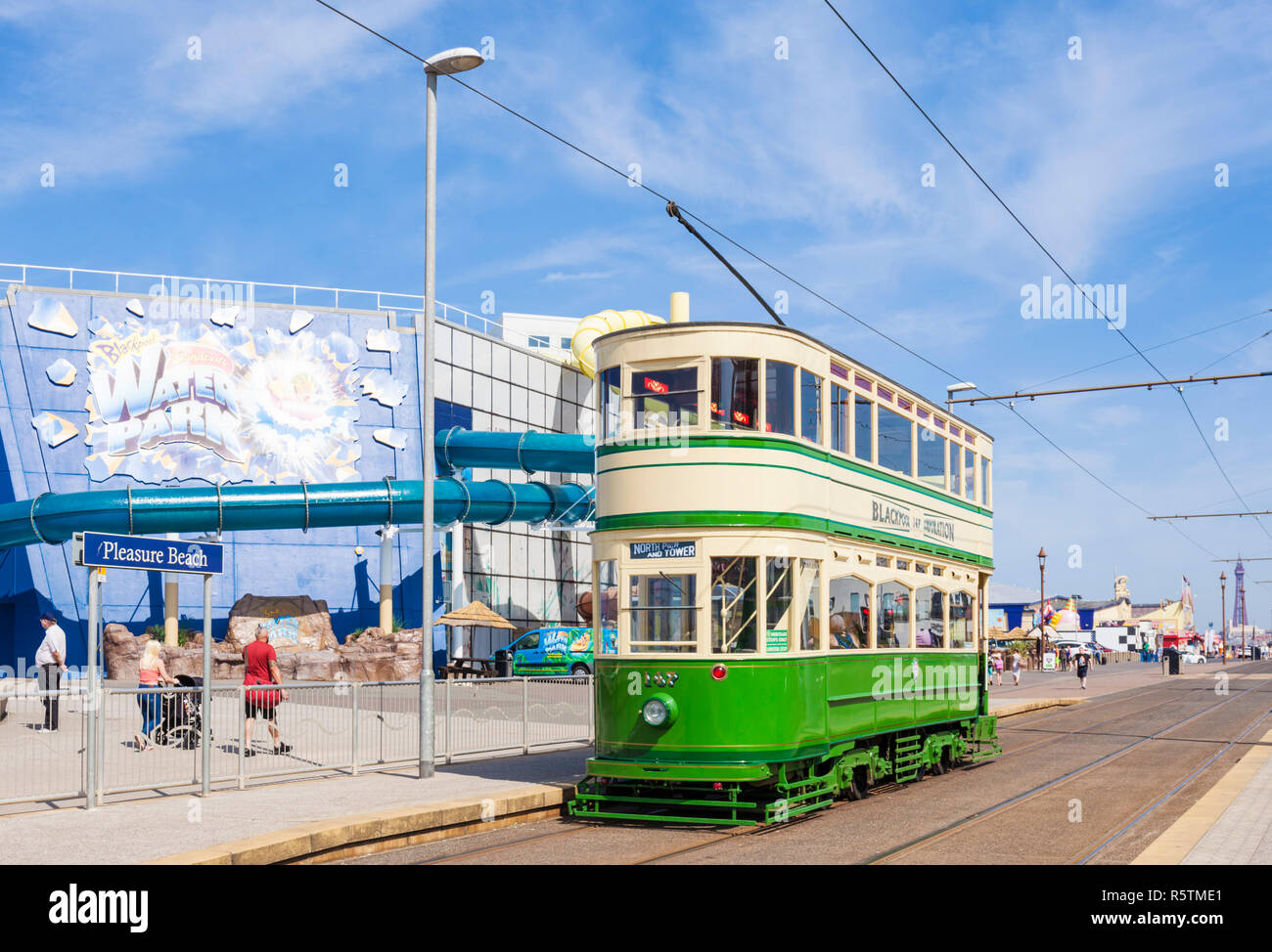 Blackpool tram Heritage Straßenbahn vor der Sandcastle Waterpark aquatische Fun Park an der Promenade von Blackpool Lancashire England UK GB Europa Stockfoto