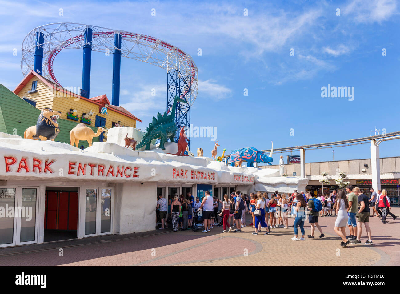 Blackpool Großbritannien viele Leute in der Warteschlange der Blackpool Pleasure Beach Amusement Park Messegelände Blackpool Lancashire England UK GB, nach Europa zu gelangen Stockfoto