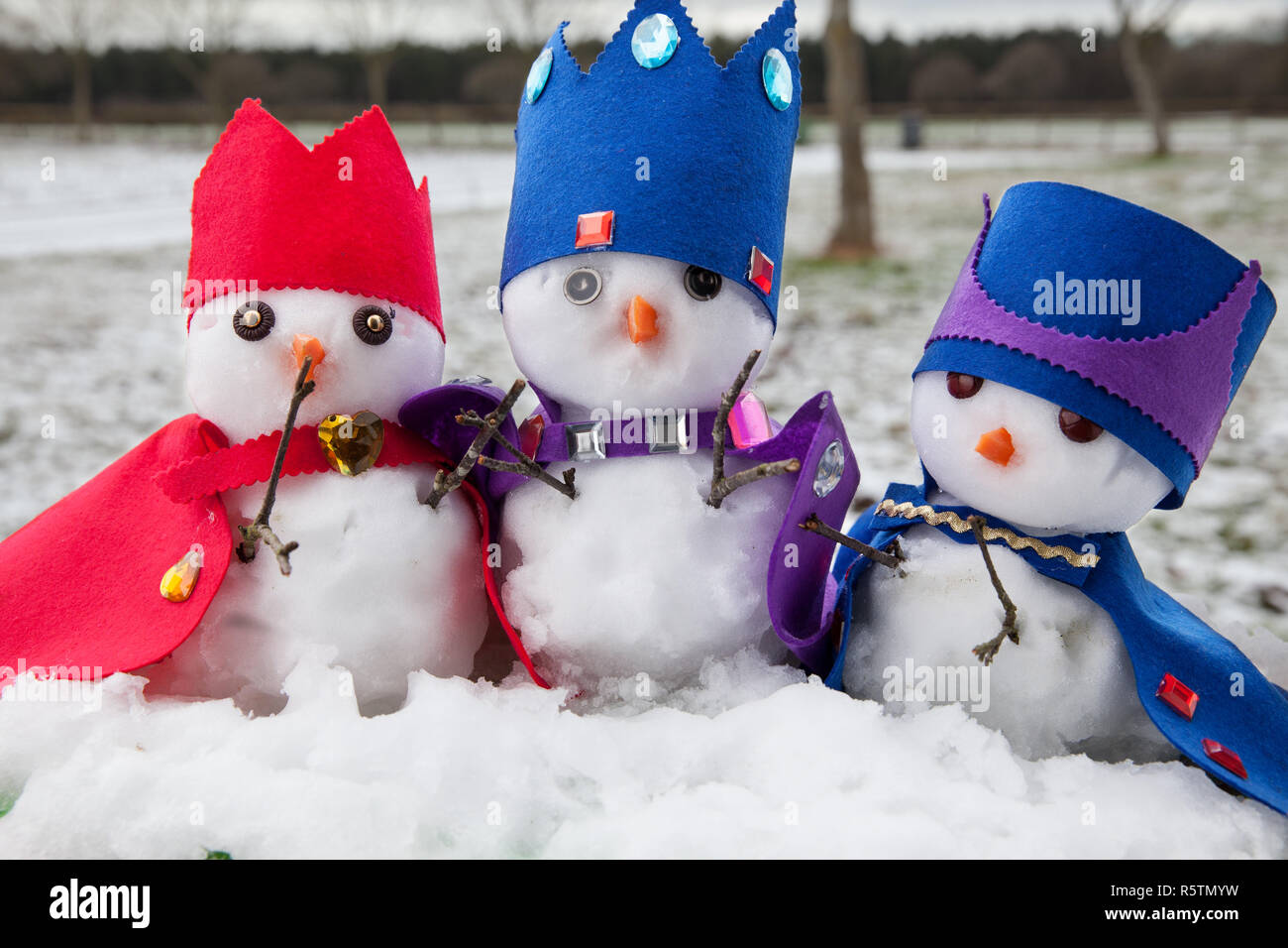 Drei Schneemänner Könige gekleidet mit Kronen und Umhänge Stockfoto