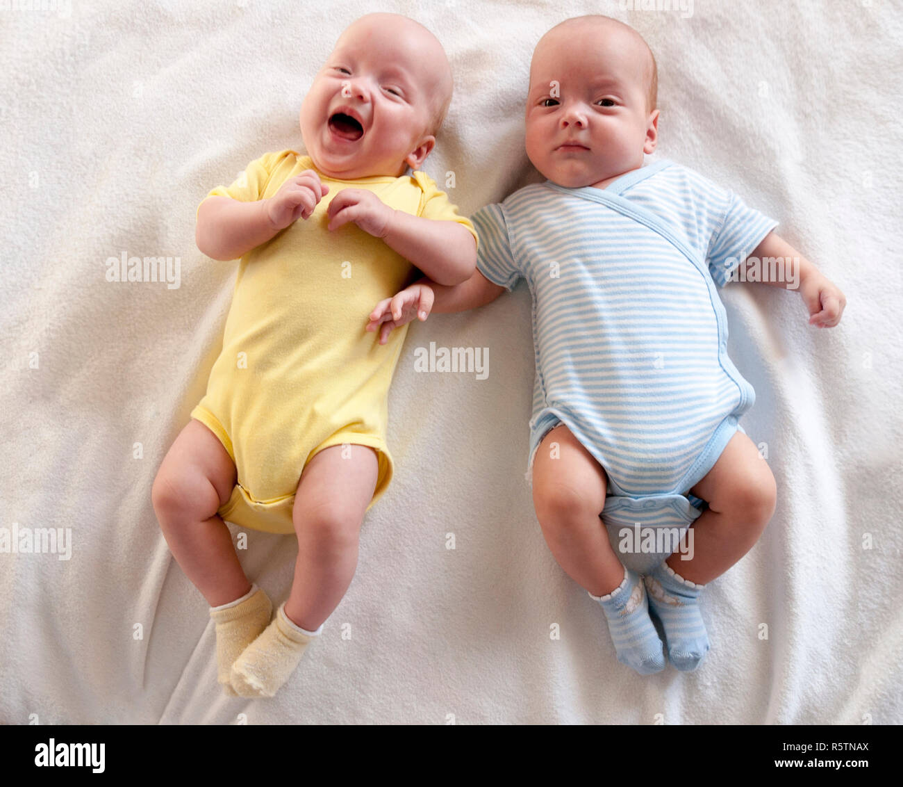Cute Baby Zwillinge Junge Und Madchen Liegen Auf Dem Bett Und Erfahren Sie Wie Sie Ihren Kopf Zu Halten Stockfotografie Alamy