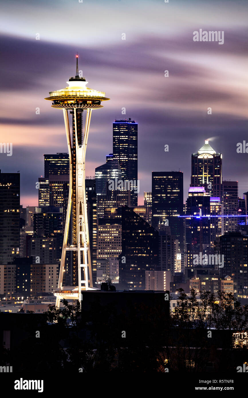 WA 17023-00 ... WASHINGTON - die Space Needle und die Gebäude von Seattle gesehen vom Kerry Park auf Queen Ann Hill. Stockfoto