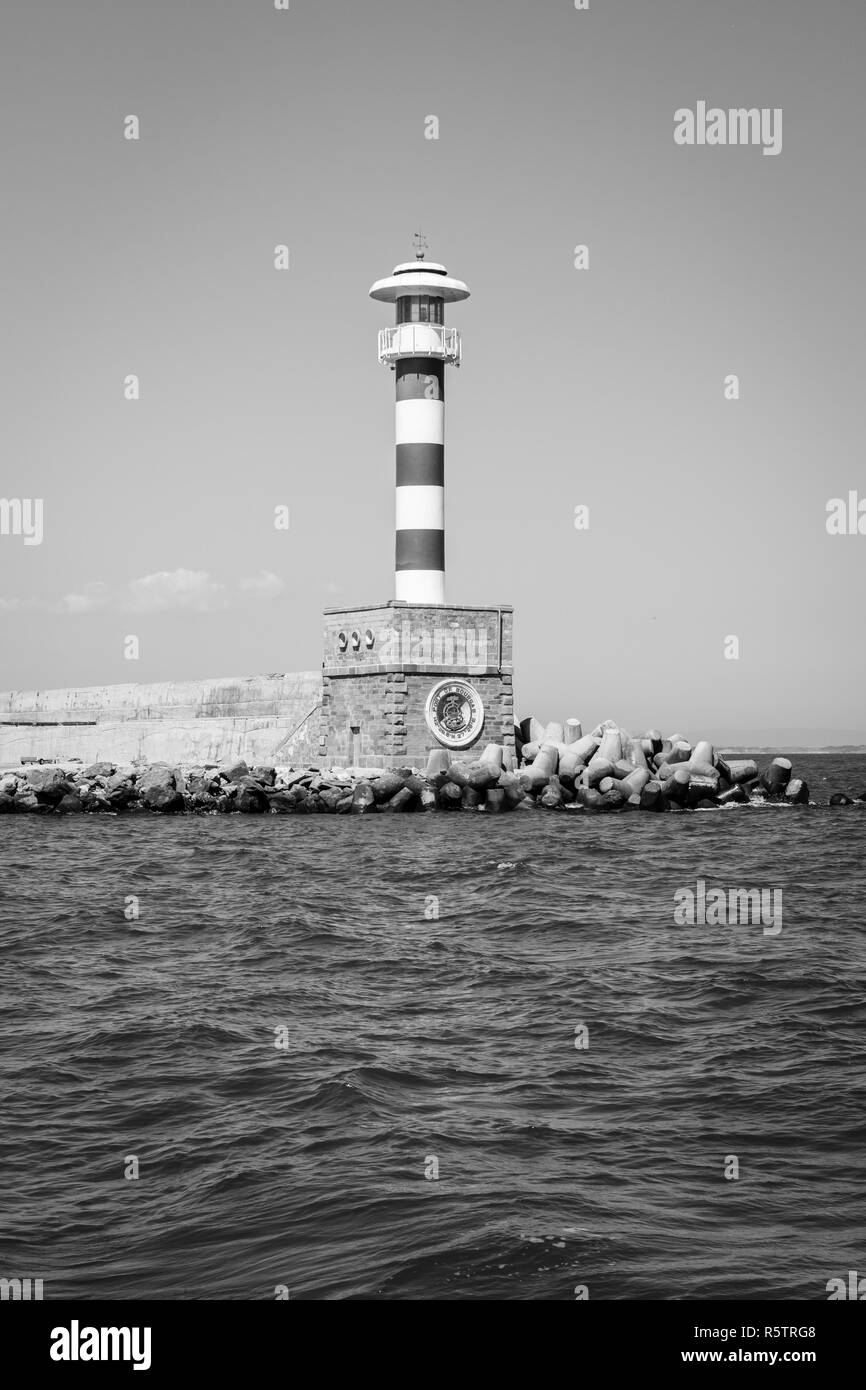 Leuchtturm am Eingang der Wasserfläche der Hafen von Burgas. Bulgarien. Schwarz und Weiß. Stockfoto