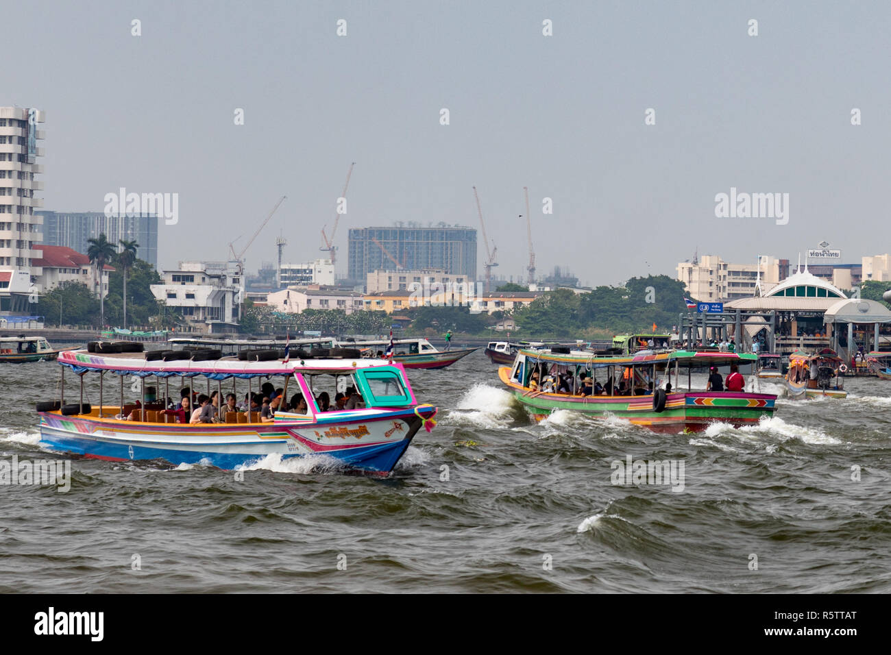 An einem Februartag fahren Fähren über den Fluss in Bangkok. Stockfoto