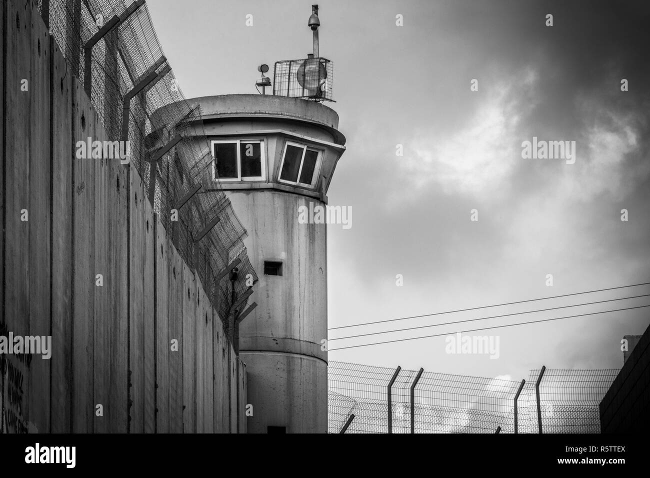 Wachturm und Grenzmauer zwischen Palästina und Israel in Bethlehem Stockfoto