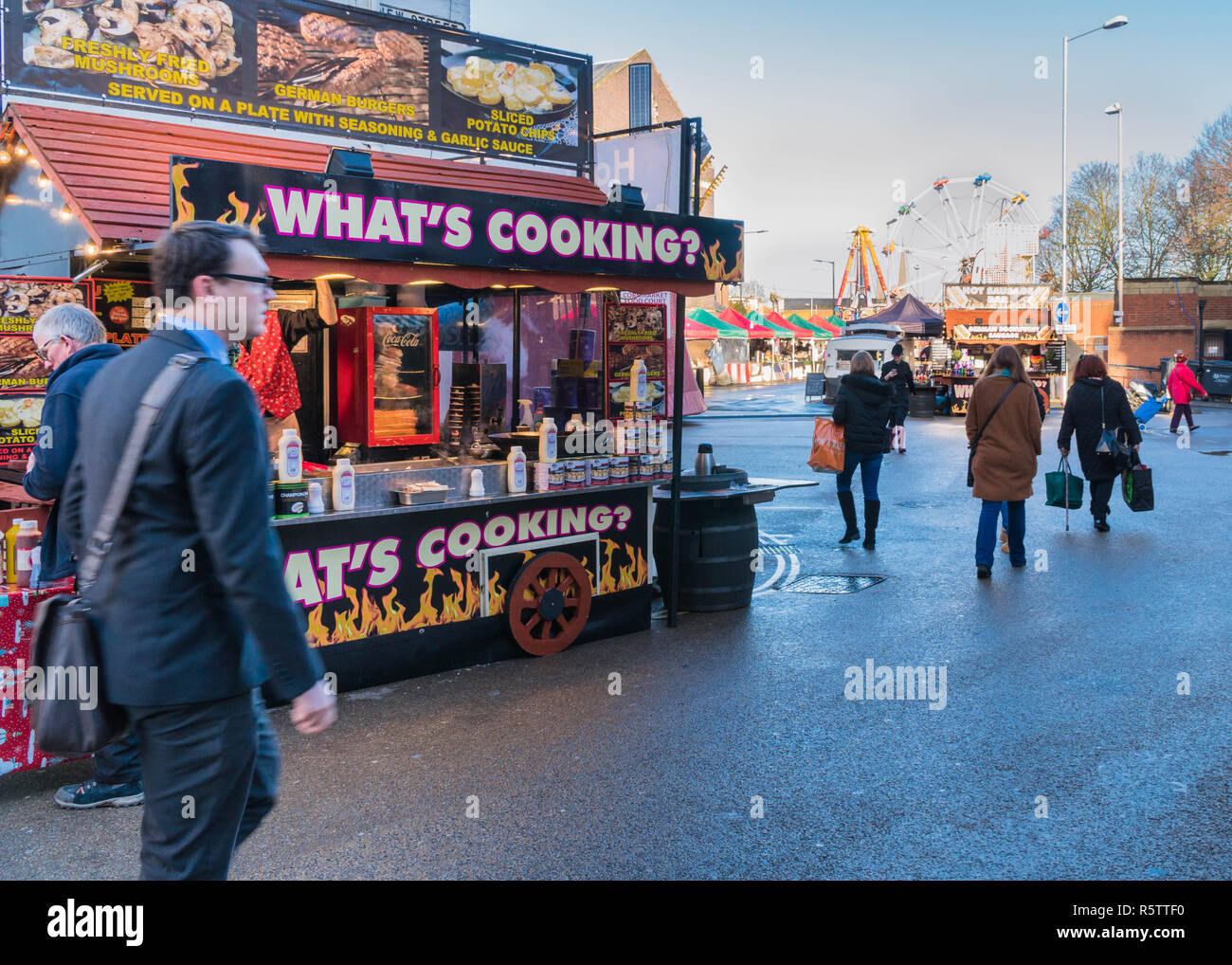 Fastfood-Outlet mit Riesenrad im Hintergrund. Worcester Victorian Christmas Fair Worcestershire UK. November 2018 Stockfoto