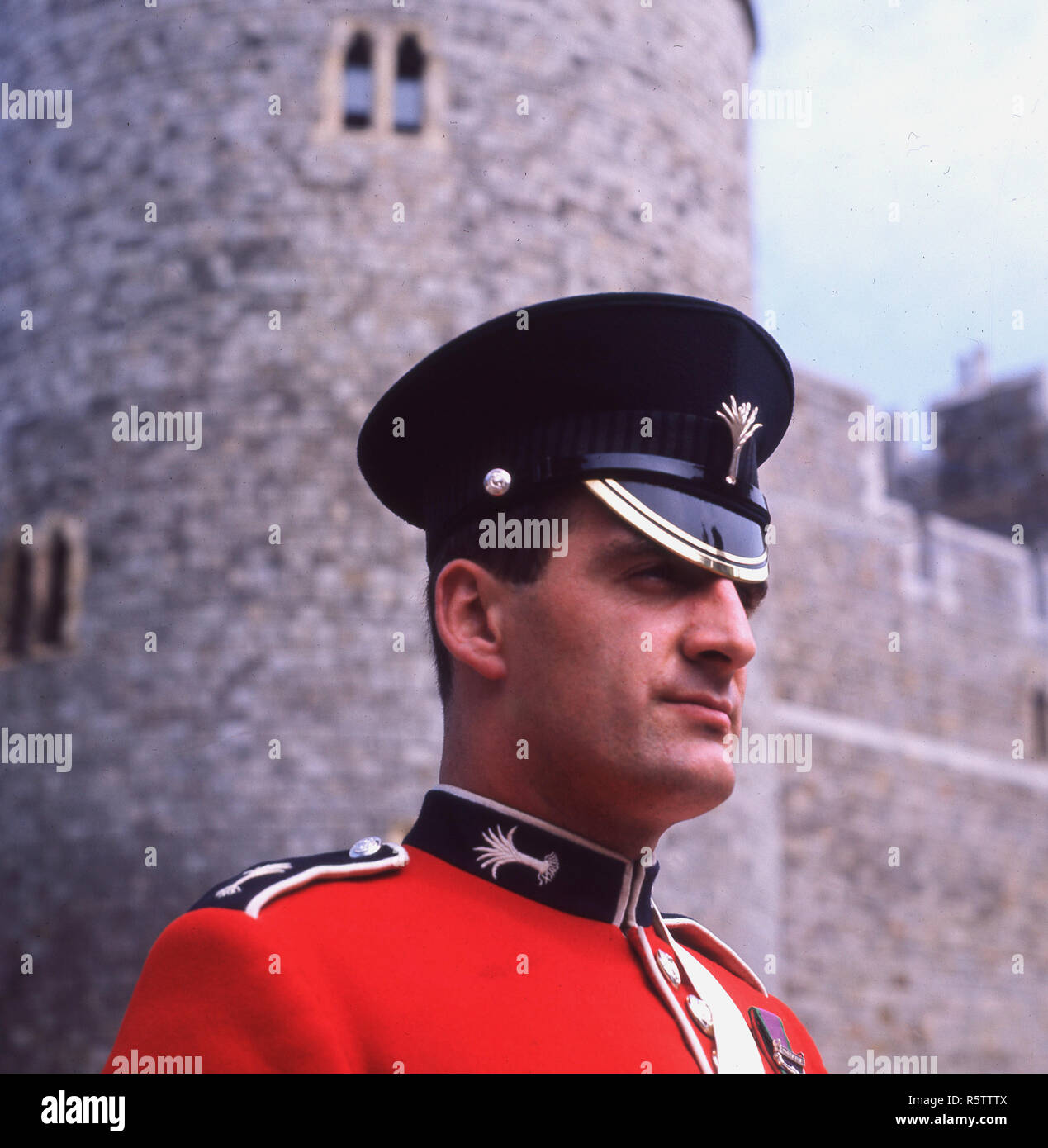 1960, historische, außerhalb von Schloss Windsor, ein Soldat der Königin Haushalt Kalvarienberg in atendance im edlen Auftrag des Strumpfband Zeremonie, ein Rv von Edward III. im Jahre 1348 gegründet. Stockfoto