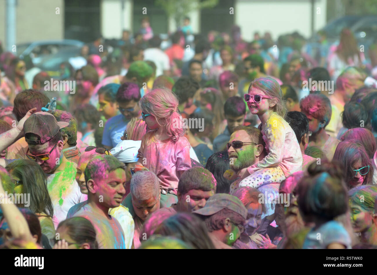 Die Menschen feiern Holi, das Spring Festival der Farben, in Redmond, Washington. Stockfoto