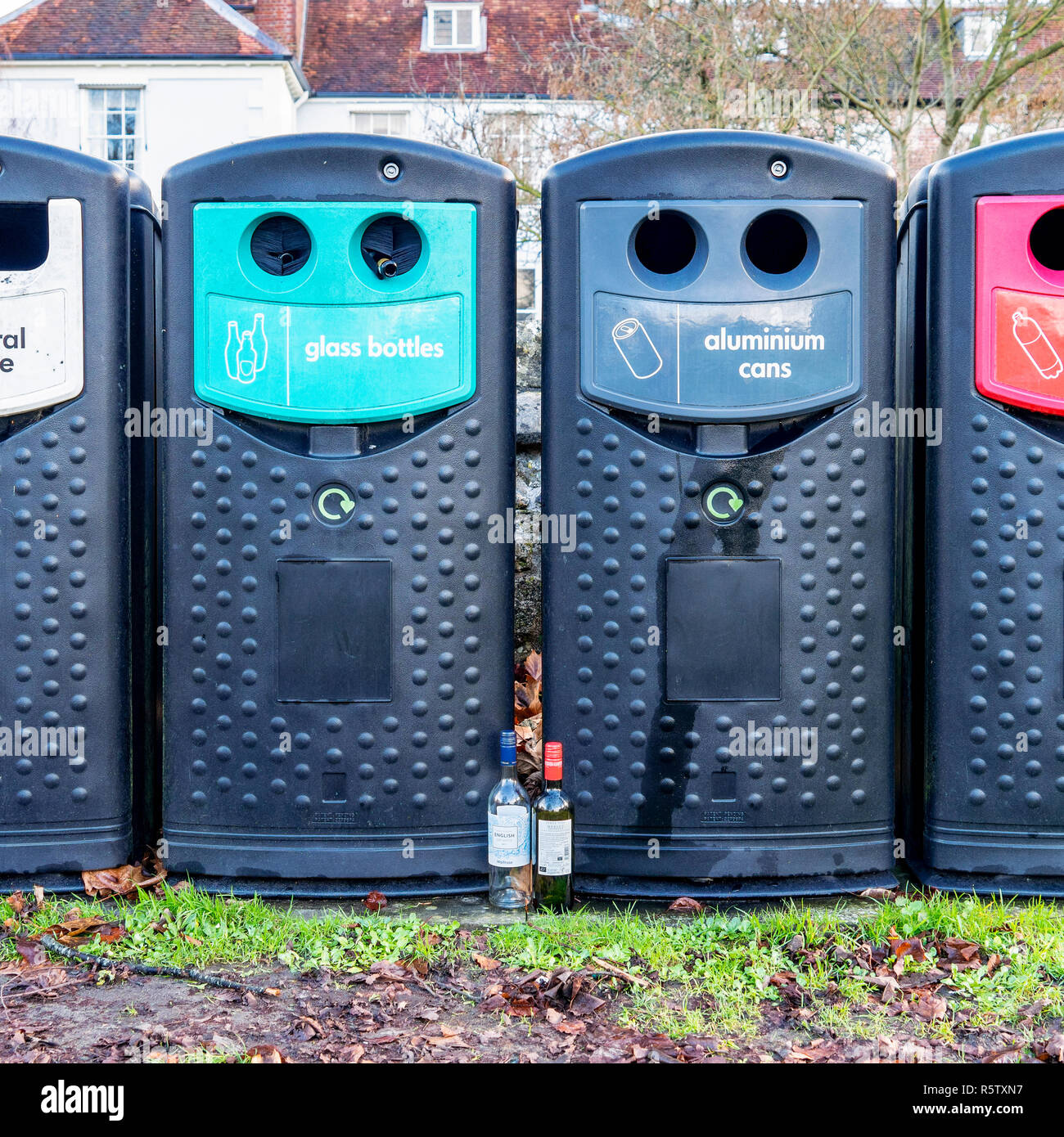 Zwei leere Weinflaschen standen vor Recycling Bins Stockfoto