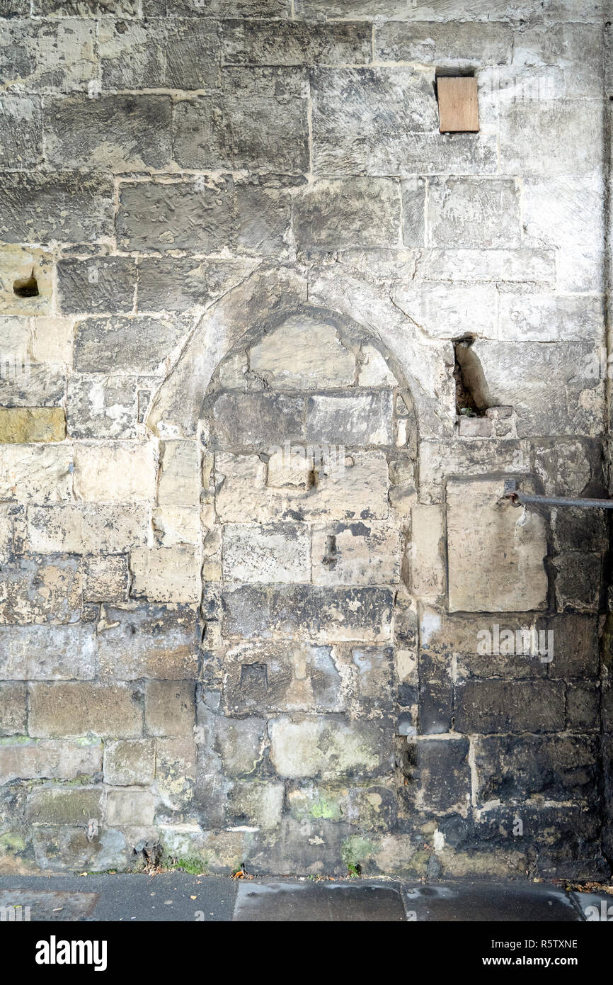 Alte Steinmauer mit Überblick über Zugemauert Tür Stockfoto