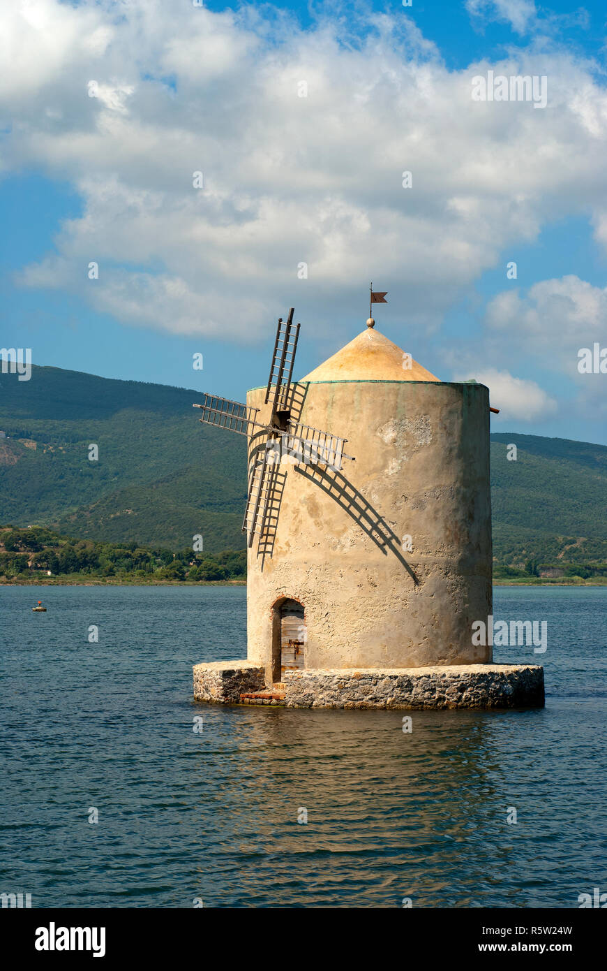 Alte spanische Windmühle (16.. Jahrhundert) in der Lagune von Orbetello, Orbetello, Grosseto, Toskana, Italien Stockfoto