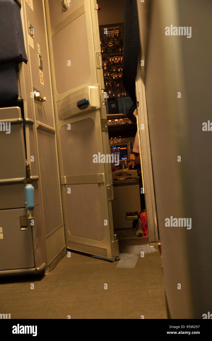 Cockpit door -Fotos und -Bildmaterial in hoher Auflösung – Alamy