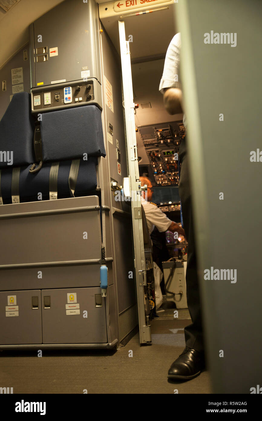 Im Inneren des Flugzeug mit Cockpit Tür öffnen vor dem Abflug. Stockfoto